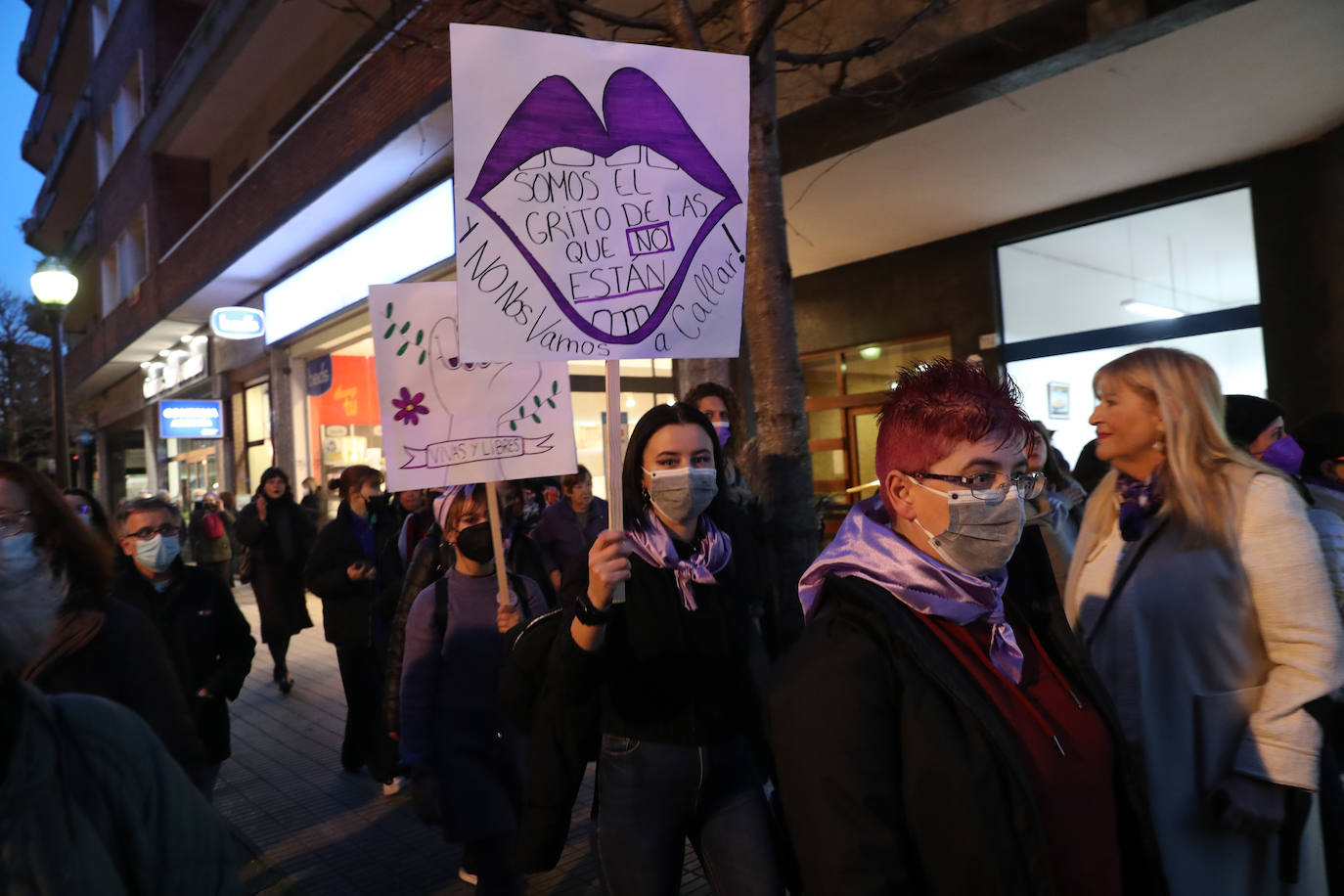 Las mujeres asturianas 'paran' este martes para renovar el impulso en la lucha por la igualdad.Las calles de Gijón se han llenado de miles de personas, unas 5.000, para celebrar el Día Internacional de la Mujer.