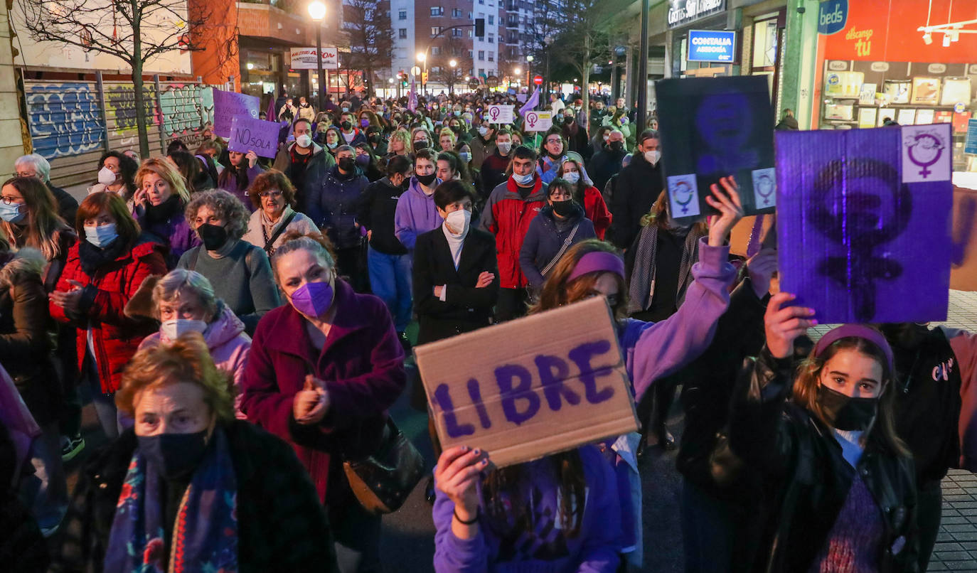 Las mujeres asturianas 'paran' este martes para renovar el impulso en la lucha por la igualdad.Las calles de Gijón se han llenado de miles de personas, unas 5.000, para celebrar el Día Internacional de la Mujer.