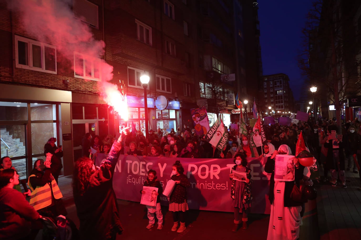 Las mujeres asturianas 'paran' este martes para renovar el impulso en la lucha por la igualdad.Las calles de Gijón se han llenado de miles de personas, unas 5.000, para celebrar el Día Internacional de la Mujer.