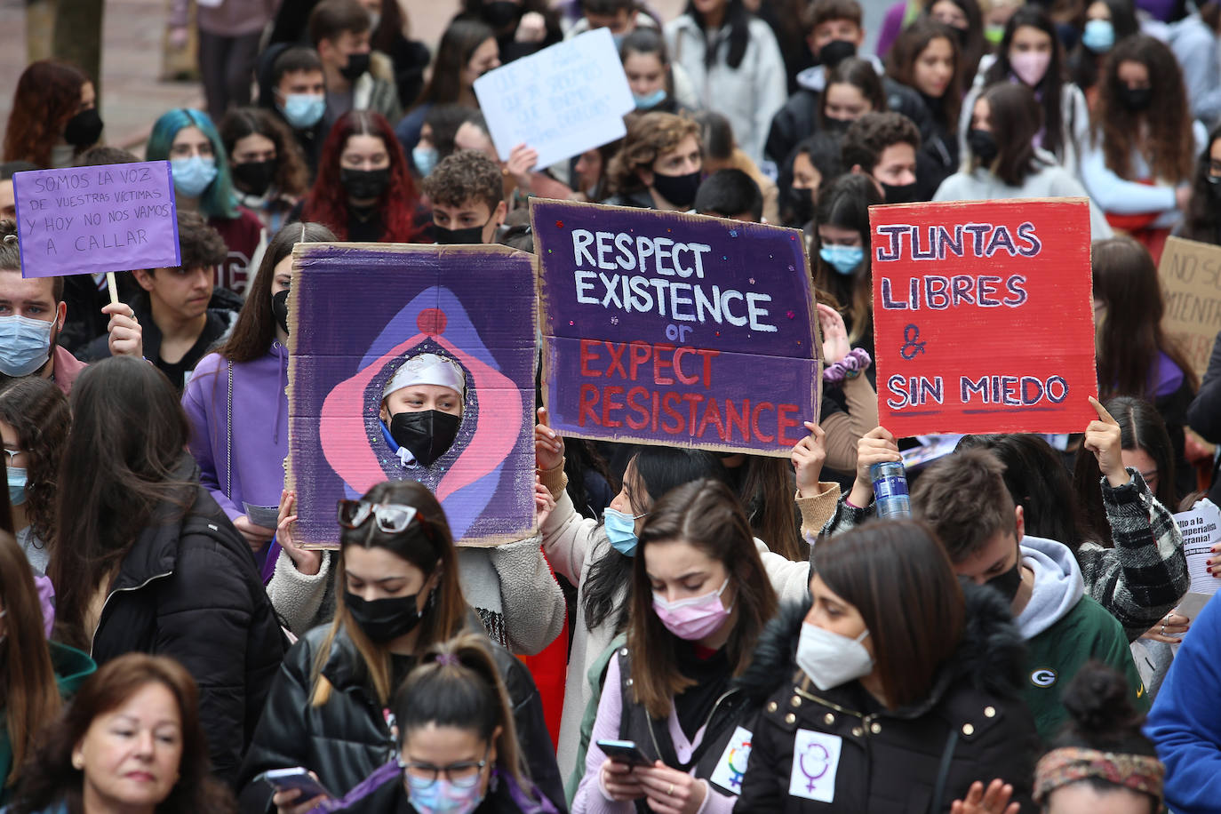 «Tenemos que seguir luchando por un futuro igualitario hasta que no haya que reivindicar nada». Cerca de un centenar de mujeres acompañaron al equipo de gobierno ovetense en la celebración del Día Internacional de la Mujer. Antes, cientos de estudiantes secundaron una marcha reivindicativa por las calles de la capital.