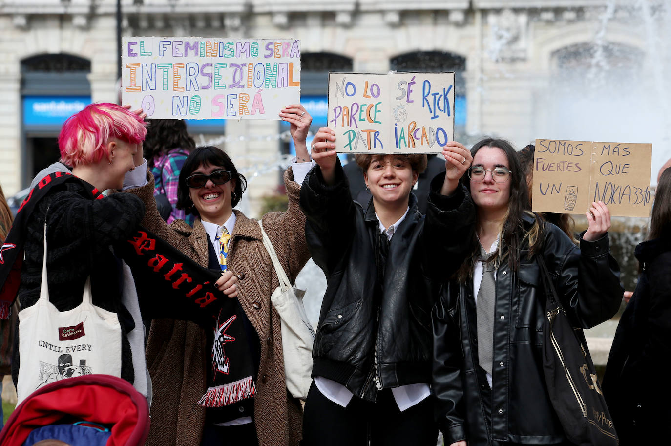 «Tenemos que seguir luchando por un futuro igualitario hasta que no haya que reivindicar nada». Cerca de un centenar de mujeres acompañaron al equipo de gobierno ovetense en la celebración del Día Internacional de la Mujer. Antes, cientos de estudiantes secundaron una marcha reivindicativa por las calles de la capital.