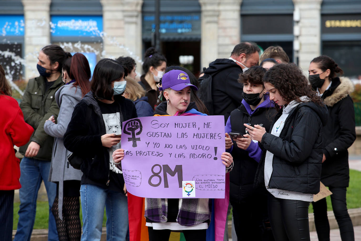 «Tenemos que seguir luchando por un futuro igualitario hasta que no haya que reivindicar nada». Cerca de un centenar de mujeres acompañaron al equipo de gobierno ovetense en la celebración del Día Internacional de la Mujer. Antes, cientos de estudiantes secundaron una marcha reivindicativa por las calles de la capital.