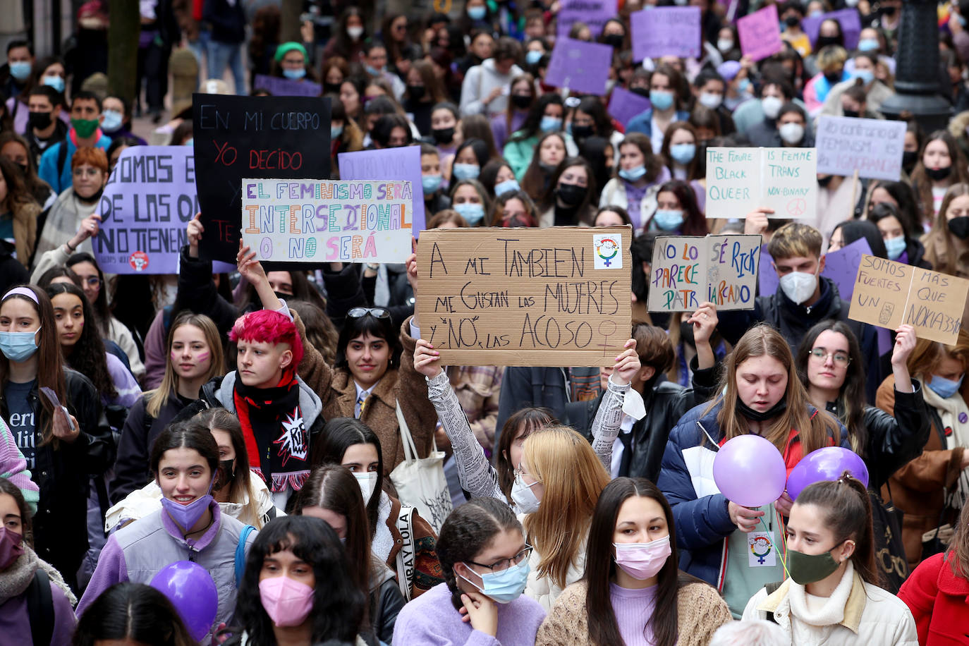 «Tenemos que seguir luchando por un futuro igualitario hasta que no haya que reivindicar nada». Cerca de un centenar de mujeres acompañaron al equipo de gobierno ovetense en la celebración del Día Internacional de la Mujer. Antes, cientos de estudiantes secundaron una marcha reivindicativa por las calles de la capital.