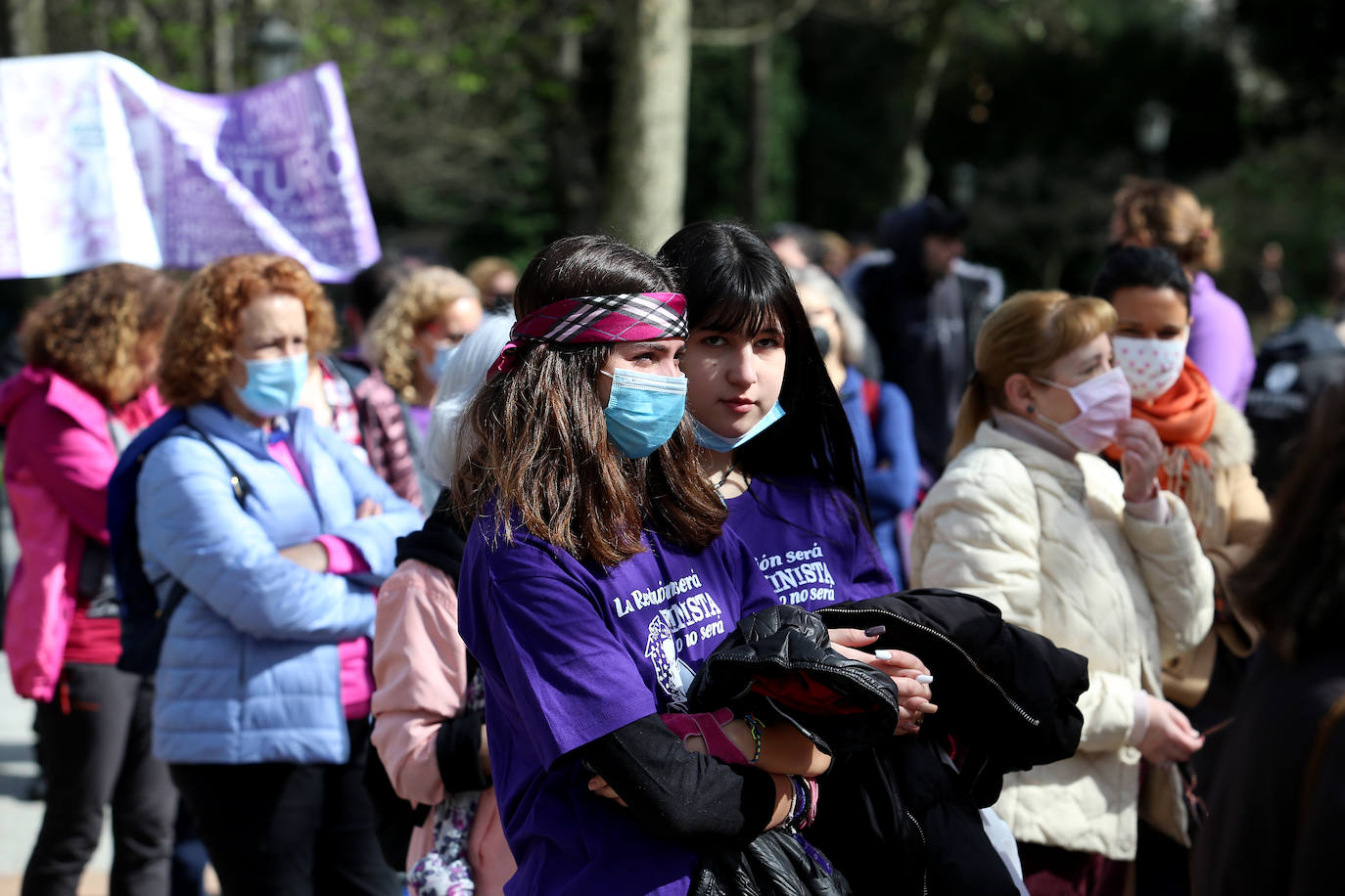 «Tenemos que seguir luchando por un futuro igualitario hasta que no haya que reivindicar nada». Cerca de un centenar de mujeres acompañaron al equipo de gobierno ovetense en la celebración del Día Internacional de la Mujer. Antes, cientos de estudiantes secundaron una marcha reivindicativa por las calles de la capital.