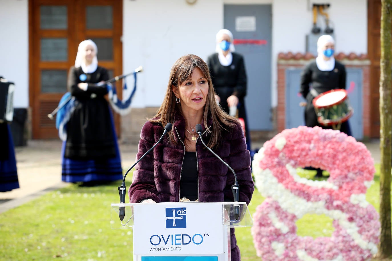 «Tenemos que seguir luchando por un futuro igualitario hasta que no haya que reivindicar nada». Cerca de un centenar de mujeres acompañaron al equipo de gobierno ovetense en la celebración del Día Internacional de la Mujer. Antes, cientos de estudiantes secundaron una marcha reivindicativa por las calles de la capital.