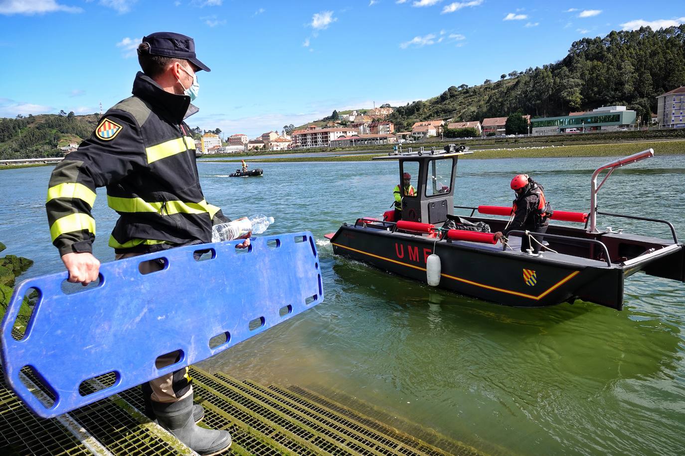 La Unidad Militar de Emergencias (UME) han ayudado, este martes, al Ayuntamiento de Ribadesella a limpiar y despejar el área de desembarco del río Sella que está ubicada bajo el puente de San Román, en el acceso a los Campos de Oba.