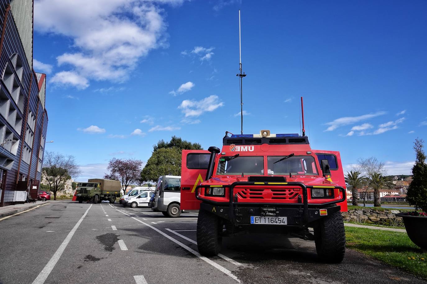 La Unidad Militar de Emergencias (UME) han ayudado, este martes, al Ayuntamiento de Ribadesella a limpiar y despejar el área de desembarco del río Sella que está ubicada bajo el puente de San Román, en el acceso a los Campos de Oba.