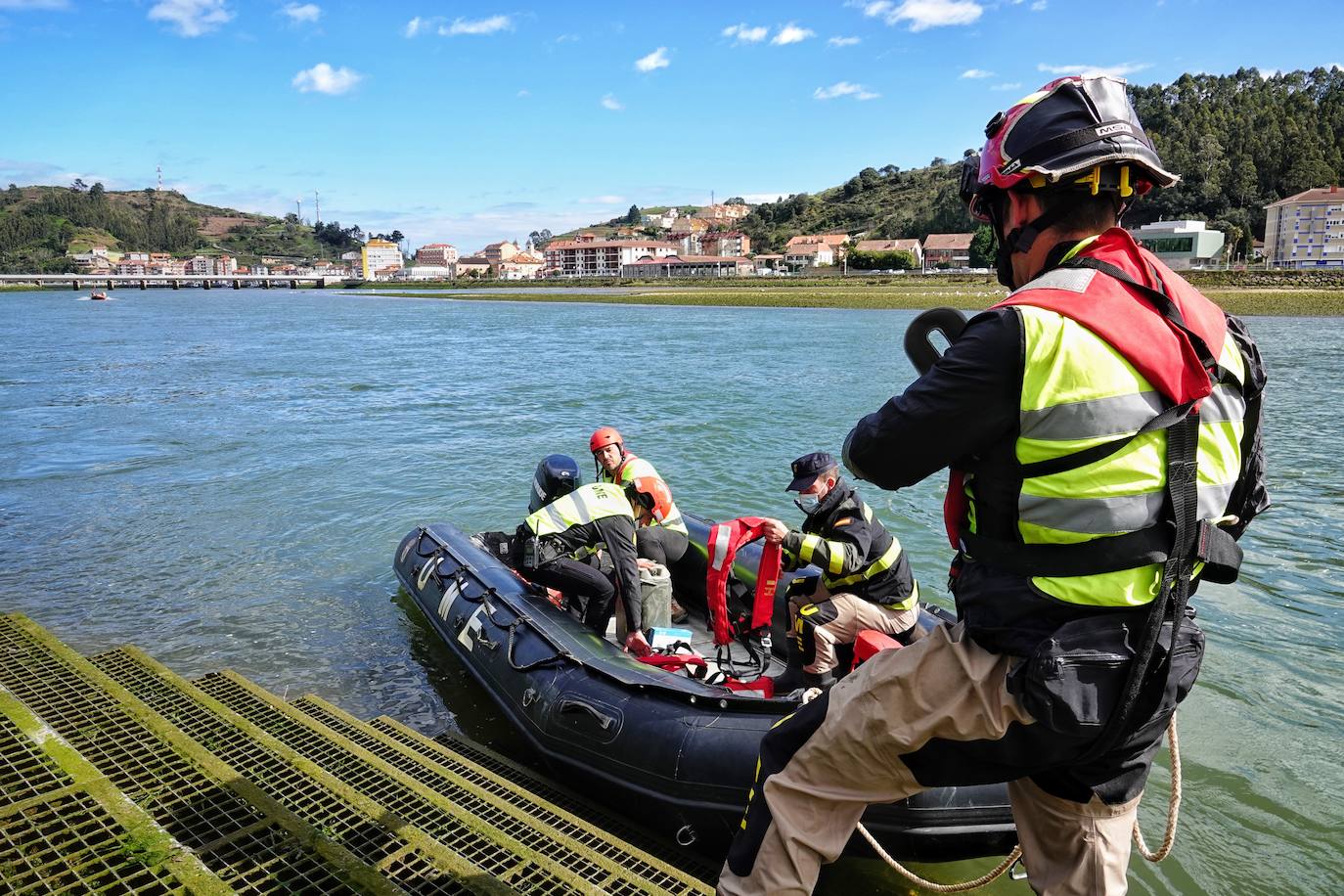 La Unidad Militar de Emergencias (UME) han ayudado, este martes, al Ayuntamiento de Ribadesella a limpiar y despejar el área de desembarco del río Sella que está ubicada bajo el puente de San Román, en el acceso a los Campos de Oba.