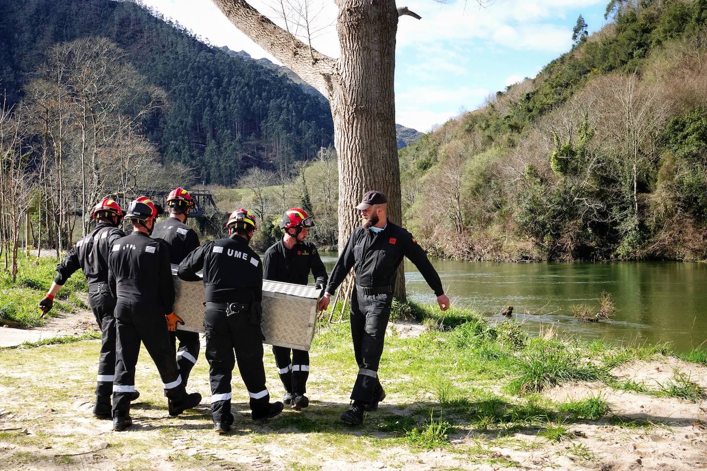 La Unidad Militar de Emergencias (UME) han ayudado, este martes, al Ayuntamiento de Ribadesella a limpiar y despejar el área de desembarco del río Sella que está ubicada bajo el puente de San Román, en el acceso a los Campos de Oba.