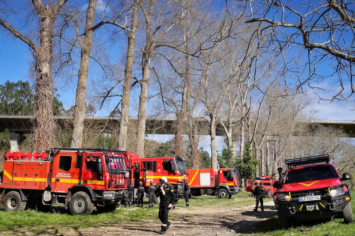 La Unidad Militar de Emergencias (UME) han ayudado, este martes, al Ayuntamiento de Ribadesella a limpiar y despejar el área de desembarco del río Sella que está ubicada bajo el puente de San Román, en el acceso a los Campos de Oba.