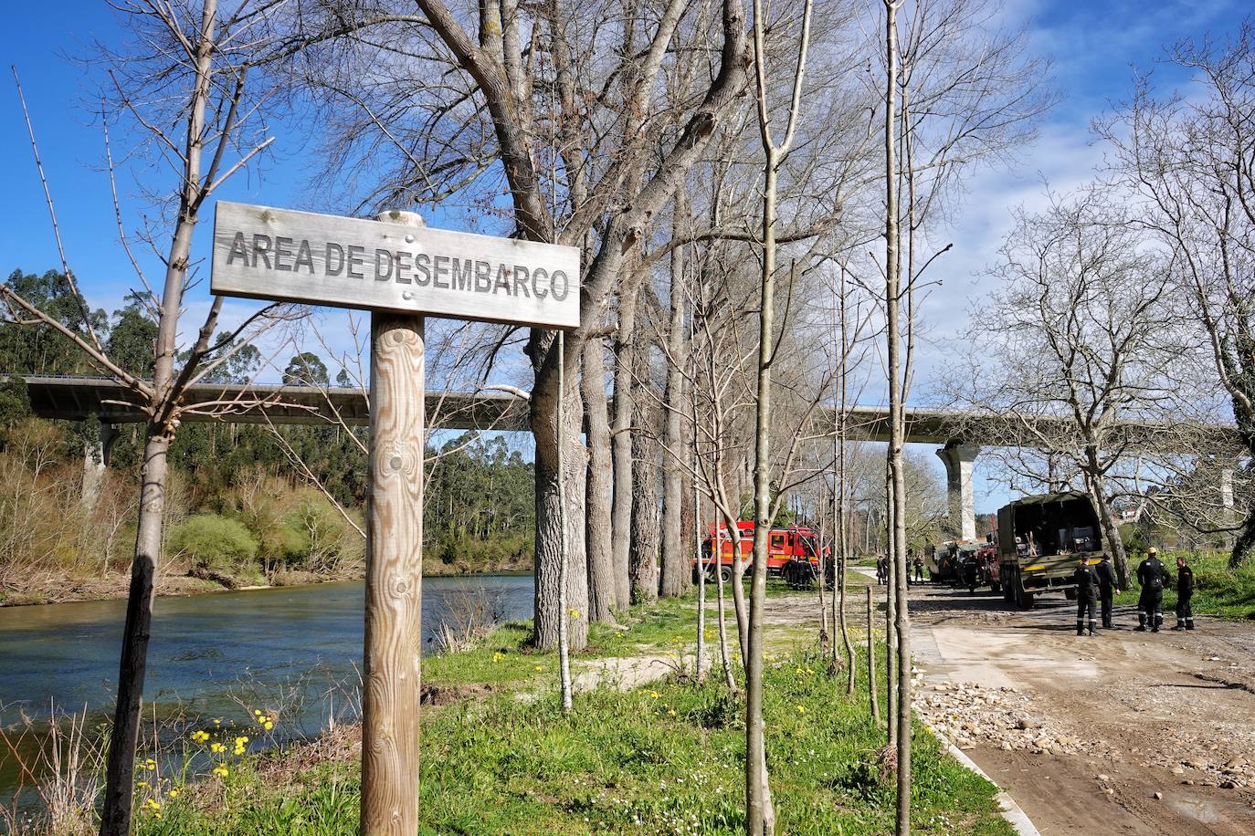 La Unidad Militar de Emergencias (UME) han ayudado, este martes, al Ayuntamiento de Ribadesella a limpiar y despejar el área de desembarco del río Sella que está ubicada bajo el puente de San Román, en el acceso a los Campos de Oba.