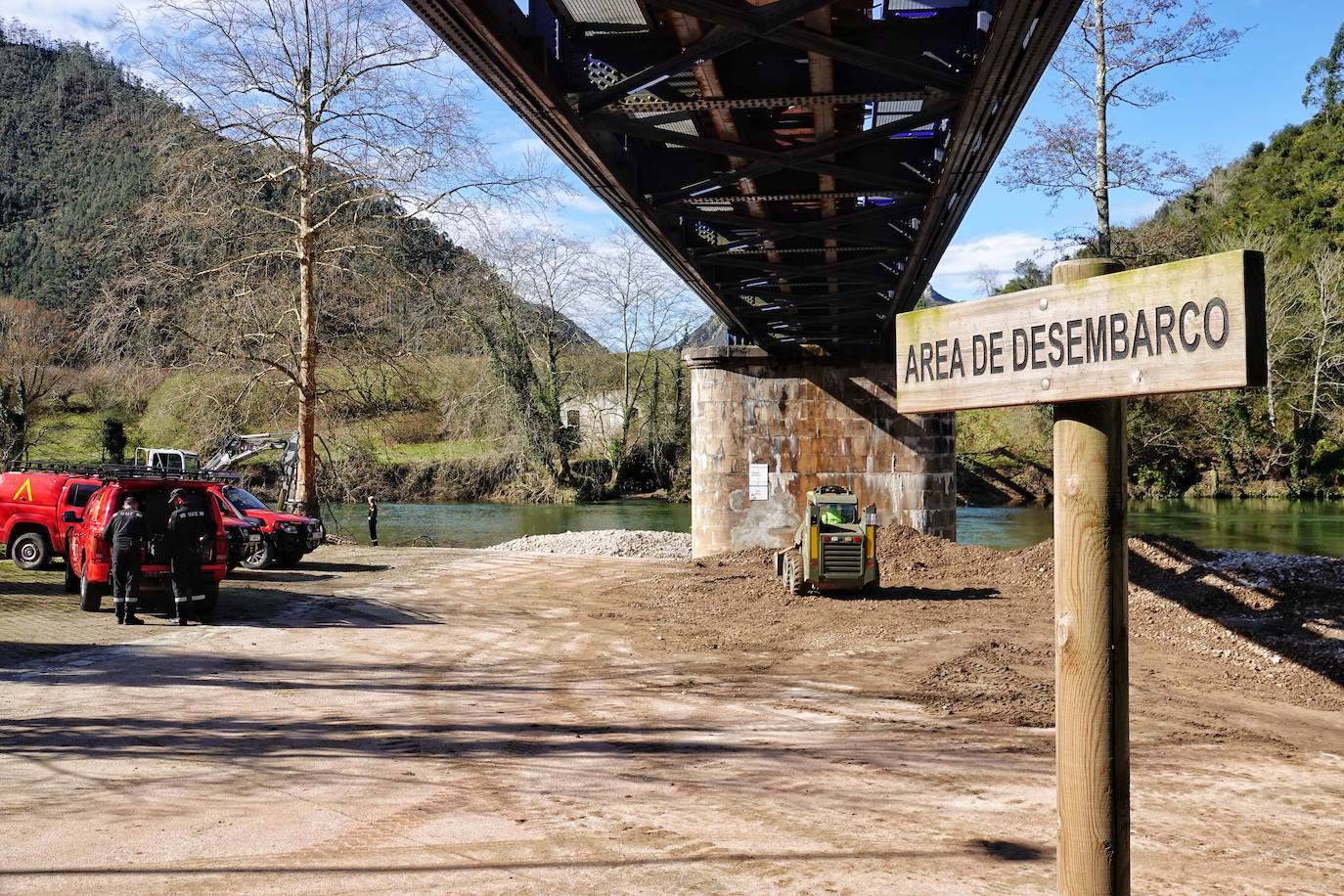 La Unidad Militar de Emergencias (UME) han ayudado, este martes, al Ayuntamiento de Ribadesella a limpiar y despejar el área de desembarco del río Sella que está ubicada bajo el puente de San Román, en el acceso a los Campos de Oba.