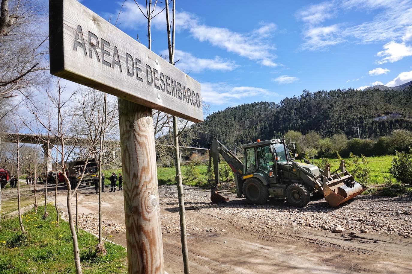 La Unidad Militar de Emergencias (UME) han ayudado, este martes, al Ayuntamiento de Ribadesella a limpiar y despejar el área de desembarco del río Sella que está ubicada bajo el puente de San Román, en el acceso a los Campos de Oba.