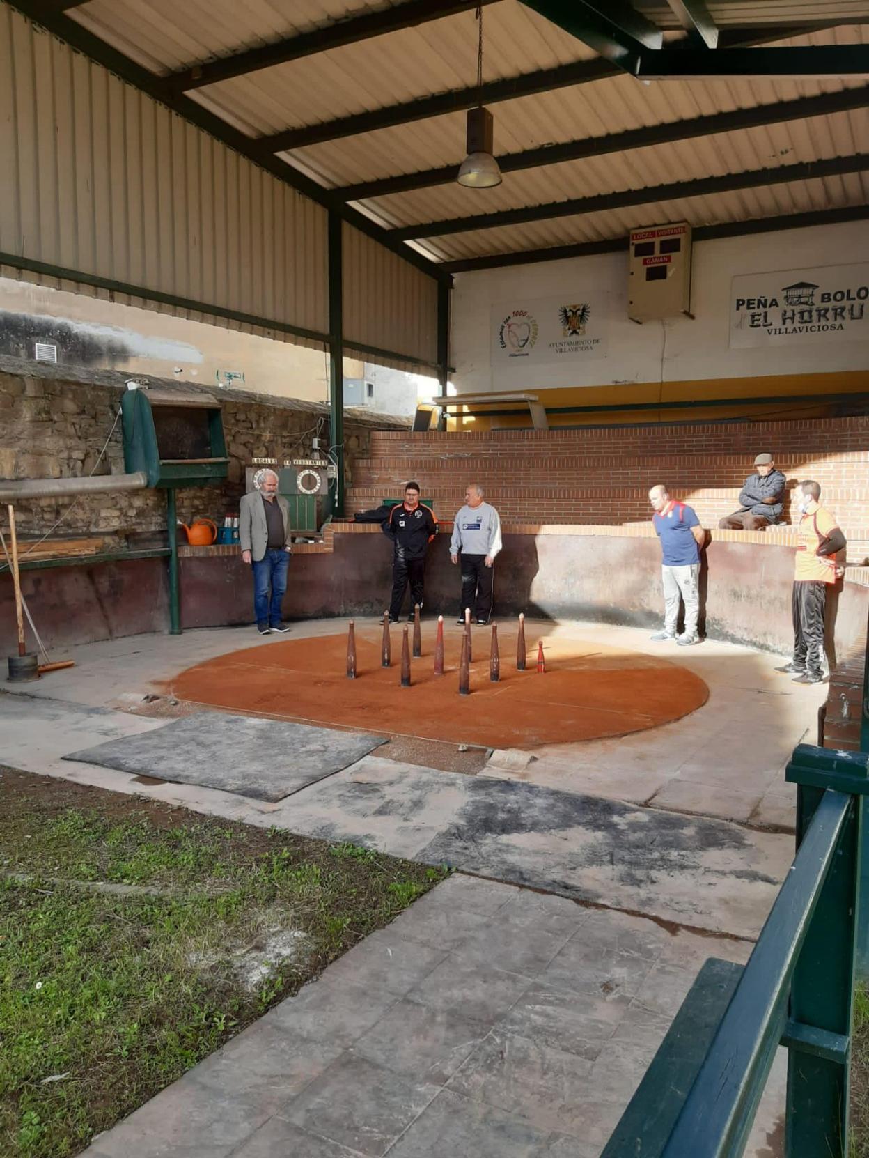 Primera partida en la bolera del Ateneo Obrero tras su reapertura. 