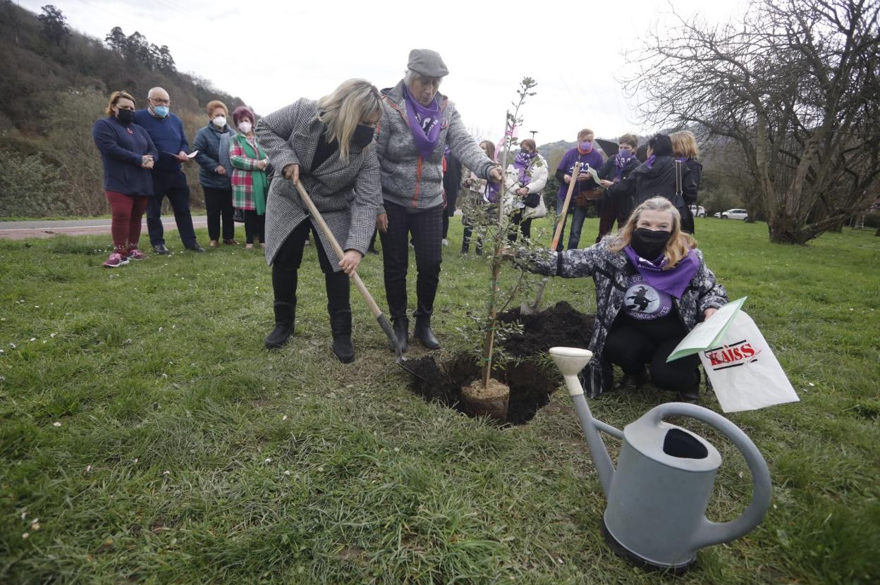 La edil Patricia Fernández colabora en la plantación de la encina que da inicio al 'Bosque de las mujeres'. 