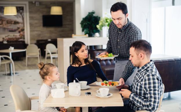 Una comida en familia es un buen momento para charlar todos juntos 