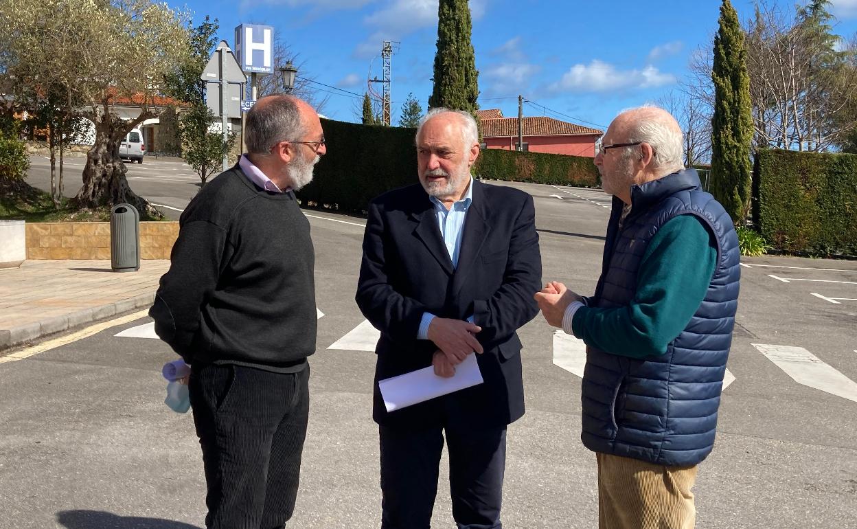 Juan Antonio González, Pepe Suárez y Carlos Colubi, portavoces de la plataforma. 