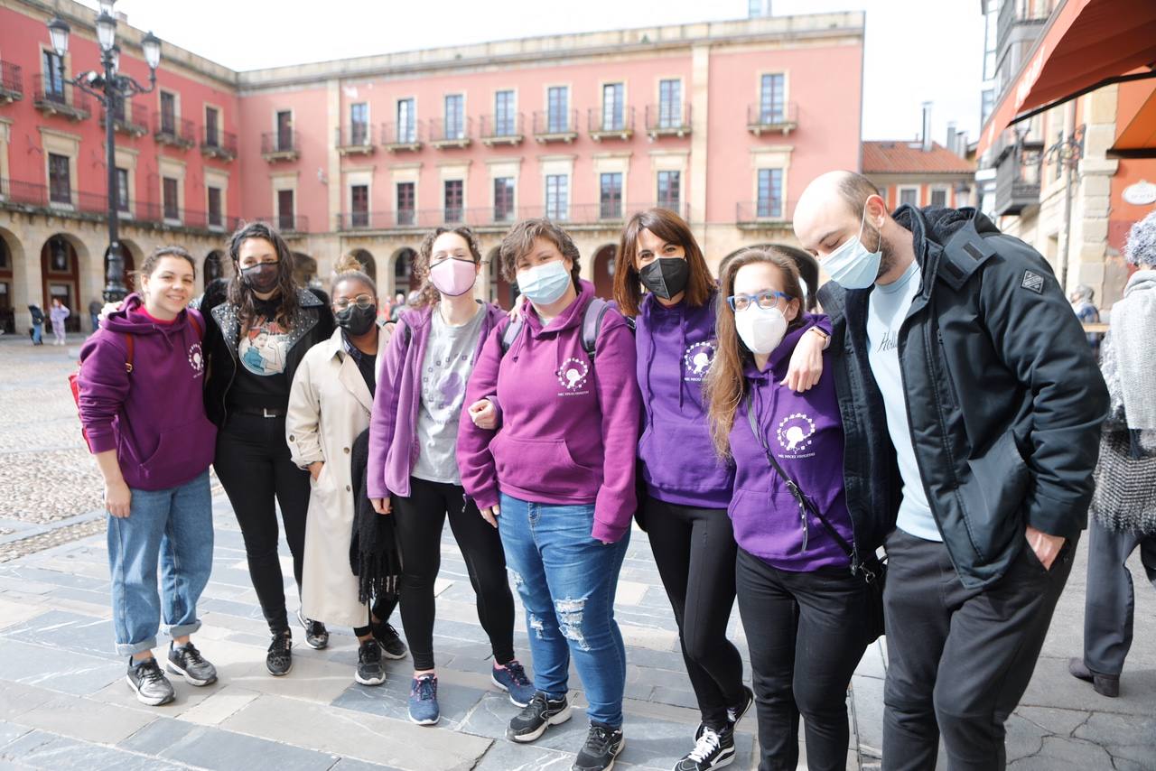 Decenas de estudiantes se han manifestado desde la plaza del Parchís a la plaza Mayor con motivo del Día Internacional de la Mujer, en defensa de una igualdad efectiva. «Ni una menos, vivas nos queremos» o «De Norte a Sur, de Este a Oeste, la lucha sigue, cueste lo que cueste», han sido algunos de los vítores que se han podido escuchar.