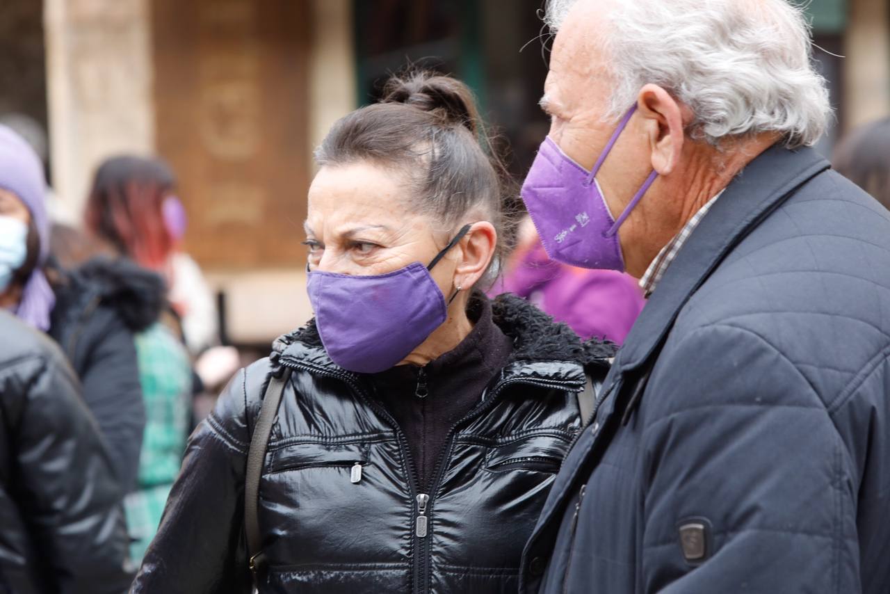 Decenas de estudiantes se han manifestado desde la plaza del Parchís a la plaza Mayor con motivo del Día Internacional de la Mujer, en defensa de una igualdad efectiva. «Ni una menos, vivas nos queremos» o «De Norte a Sur, de Este a Oeste, la lucha sigue, cueste lo que cueste», han sido algunos de los vítores que se han podido escuchar.