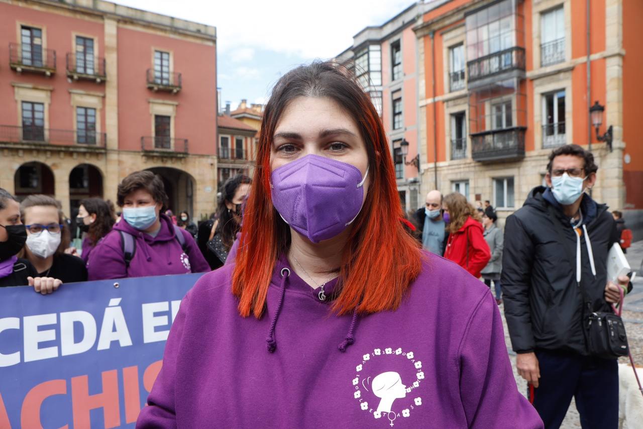 Decenas de estudiantes se han manifestado desde la plaza del Parchís a la plaza Mayor con motivo del Día Internacional de la Mujer, en defensa de una igualdad efectiva. «Ni una menos, vivas nos queremos» o «De Norte a Sur, de Este a Oeste, la lucha sigue, cueste lo que cueste», han sido algunos de los vítores que se han podido escuchar.