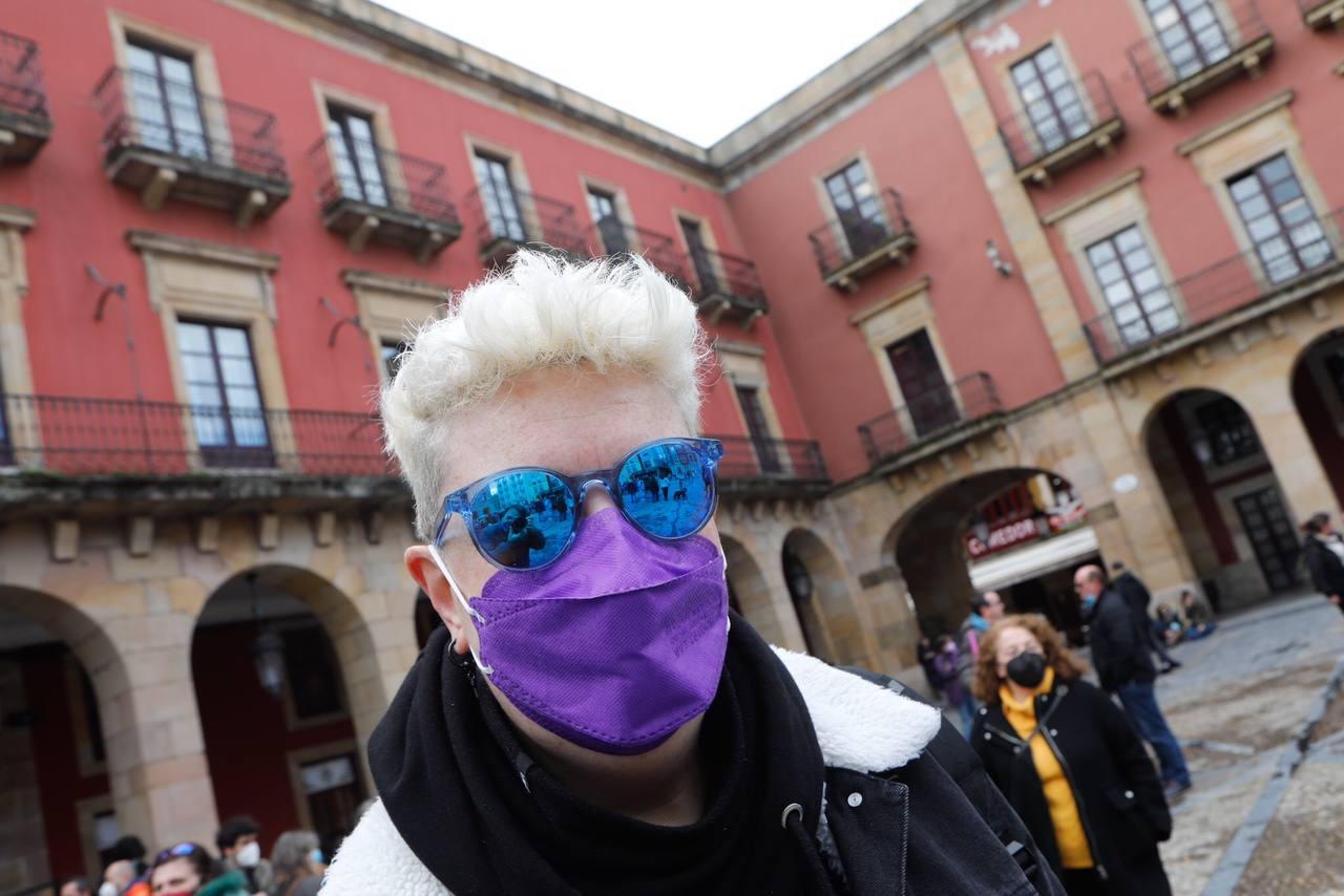 Decenas de estudiantes se han manifestado desde la plaza del Parchís a la plaza Mayor con motivo del Día Internacional de la Mujer, en defensa de una igualdad efectiva. «Ni una menos, vivas nos queremos» o «De Norte a Sur, de Este a Oeste, la lucha sigue, cueste lo que cueste», han sido algunos de los vítores que se han podido escuchar.