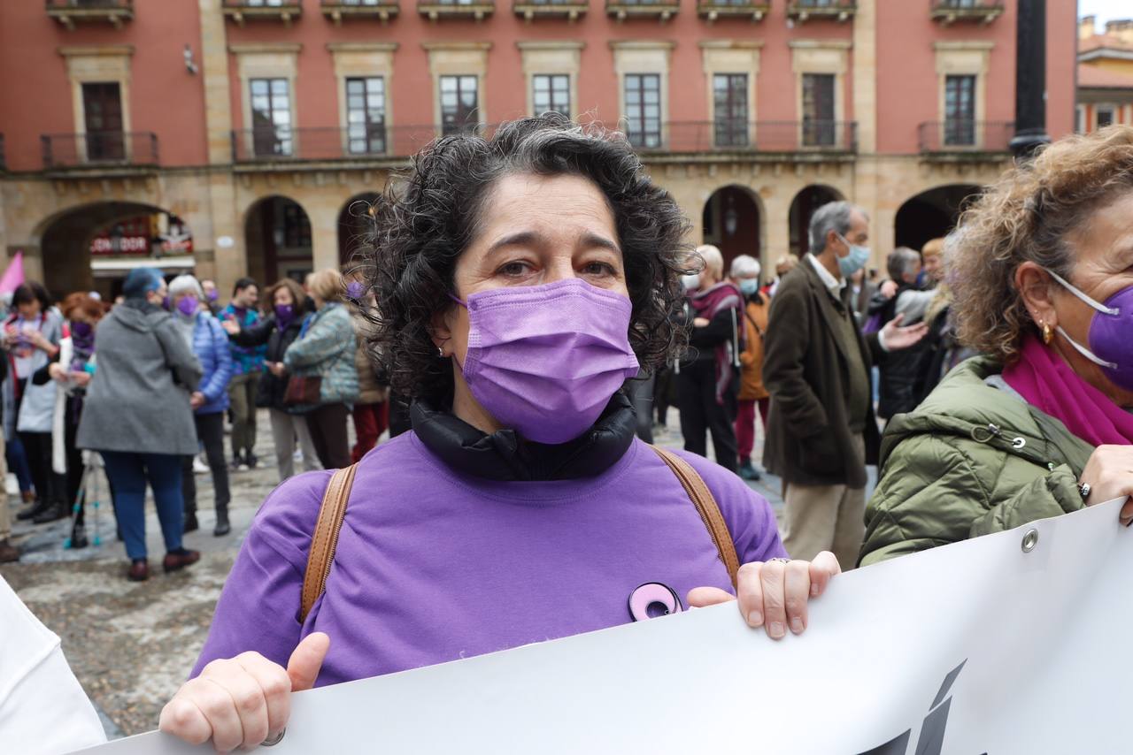 Decenas de estudiantes se han manifestado desde la plaza del Parchís a la plaza Mayor con motivo del Día Internacional de la Mujer, en defensa de una igualdad efectiva. «Ni una menos, vivas nos queremos» o «De Norte a Sur, de Este a Oeste, la lucha sigue, cueste lo que cueste», han sido algunos de los vítores que se han podido escuchar.