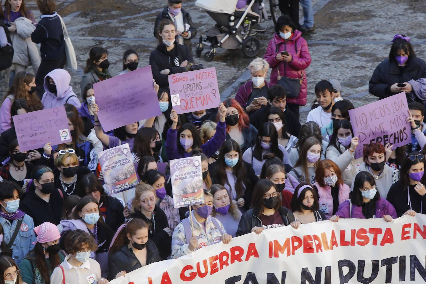 Decenas de estudiantes se han manifestado desde la plaza del Parchís a la plaza Mayor con motivo del Día Internacional de la Mujer, en defensa de una igualdad efectiva. «Ni una menos, vivas nos queremos» o «De Norte a Sur, de Este a Oeste, la lucha sigue, cueste lo que cueste», han sido algunos de los vítores que se han podido escuchar.