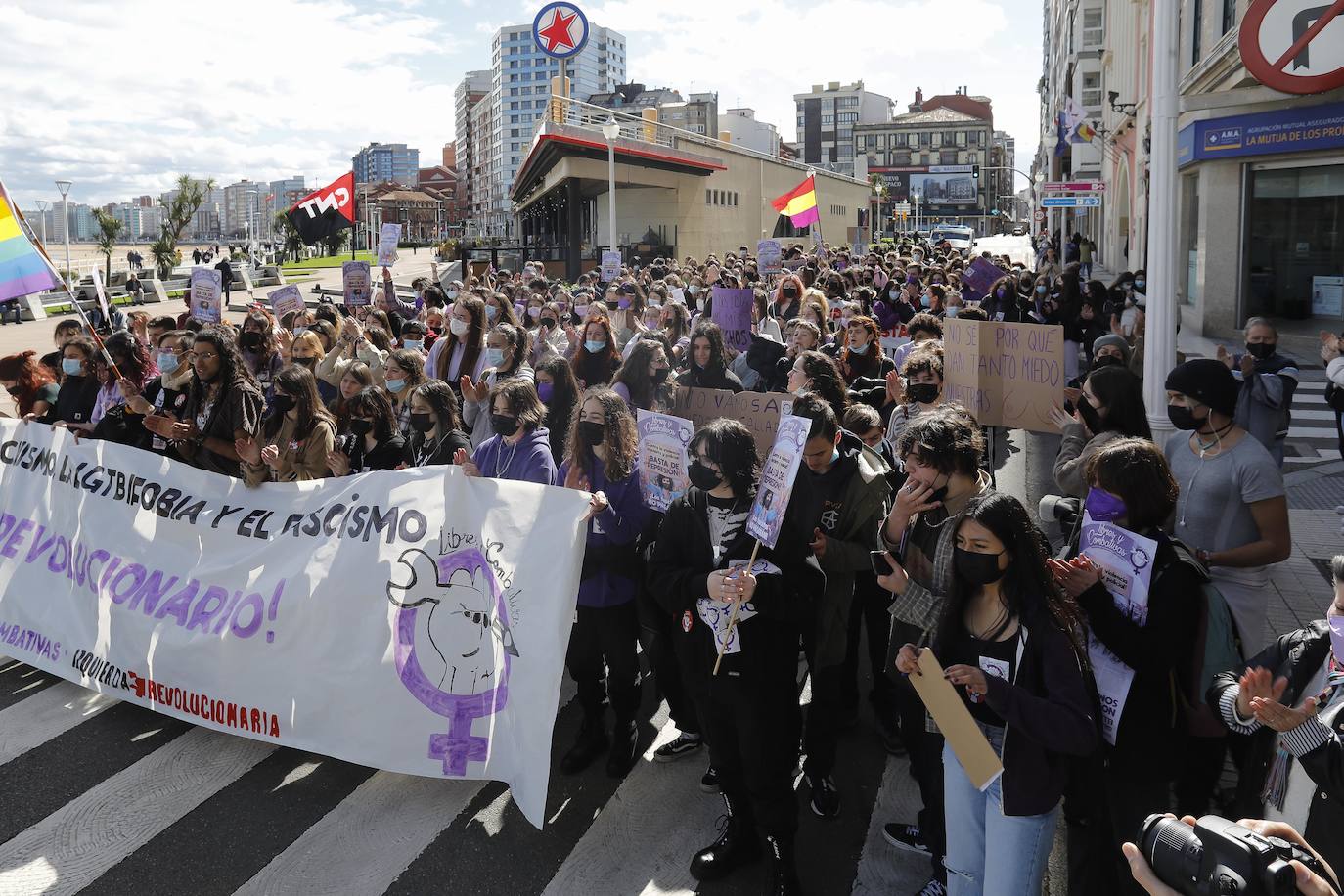 Decenas de estudiantes se han manifestado desde la plaza del Parchís a la plaza Mayor con motivo del Día Internacional de la Mujer, en defensa de una igualdad efectiva. «Ni una menos, vivas nos queremos» o «De Norte a Sur, de Este a Oeste, la lucha sigue, cueste lo que cueste», han sido algunos de los vítores que se han podido escuchar.