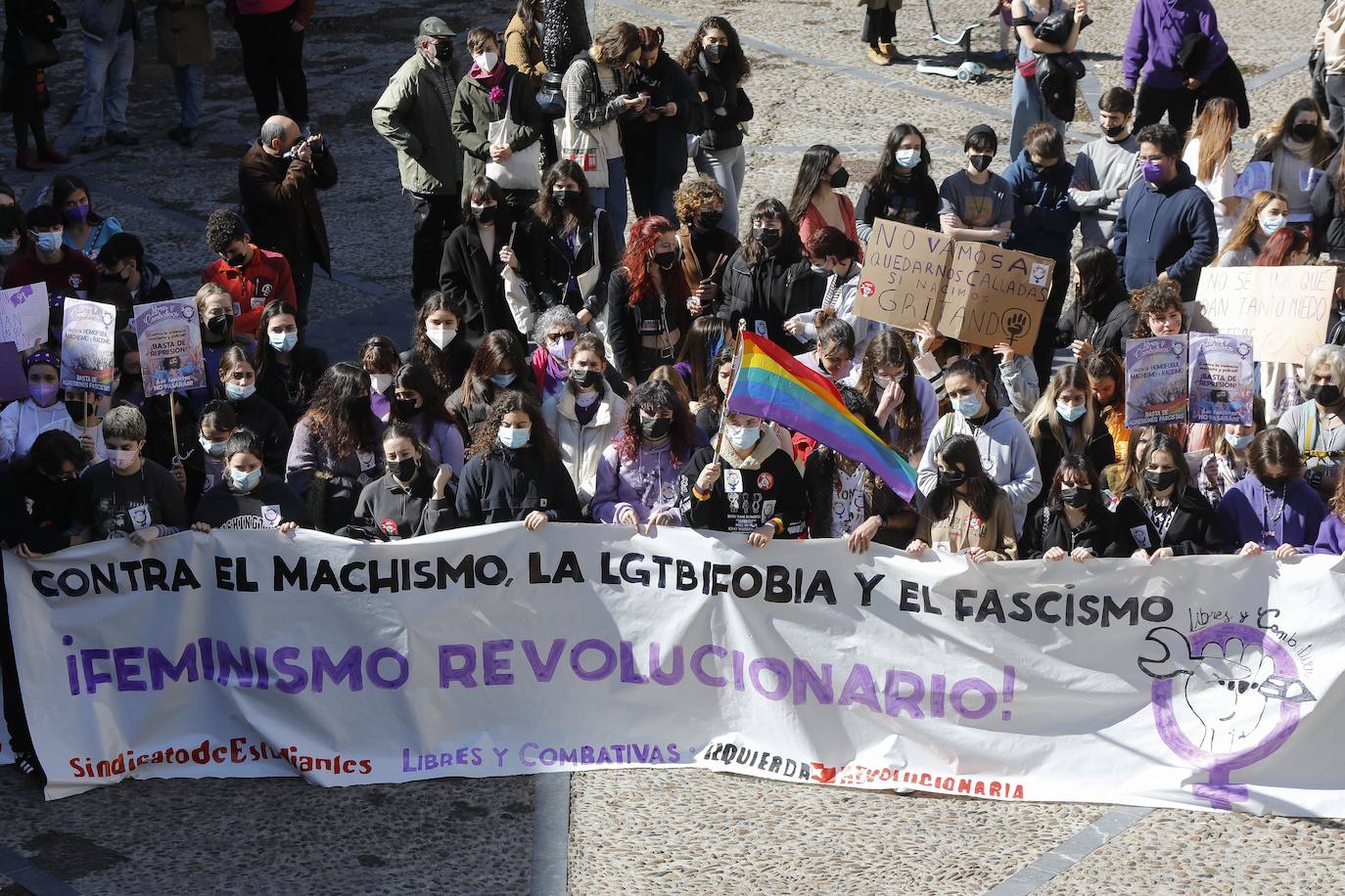 Decenas de estudiantes se han manifestado desde la plaza del Parchís a la plaza Mayor con motivo del Día Internacional de la Mujer, en defensa de una igualdad efectiva. «Ni una menos, vivas nos queremos» o «De Norte a Sur, de Este a Oeste, la lucha sigue, cueste lo que cueste», han sido algunos de los vítores que se han podido escuchar.