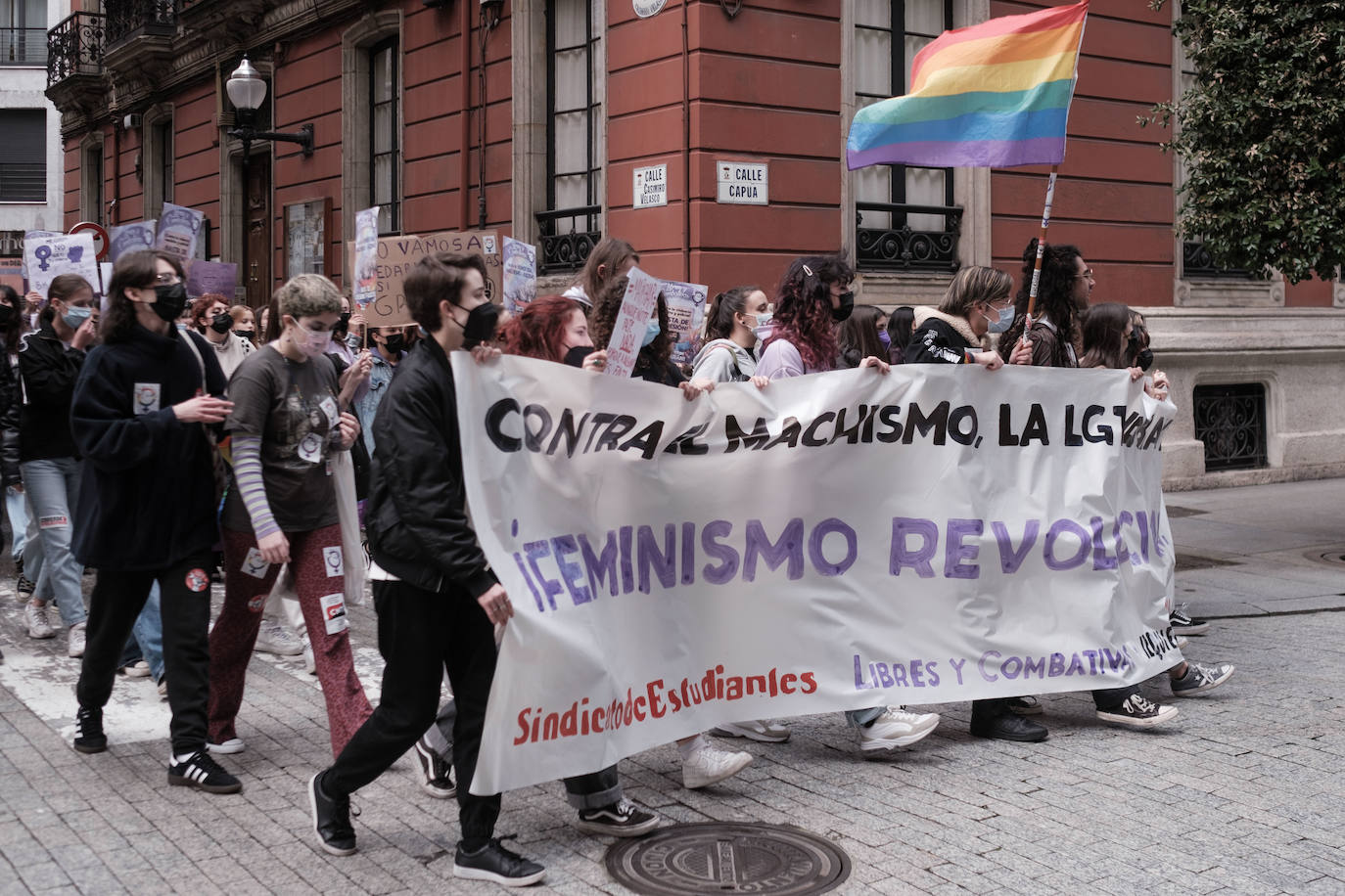 Decenas de estudiantes se han manifestado desde la plaza del Parchís a la plaza Mayor con motivo del Día Internacional de la Mujer, en defensa de una igualdad efectiva. «Ni una menos, vivas nos queremos» o «De Norte a Sur, de Este a Oeste, la lucha sigue, cueste lo que cueste», han sido algunos de los vítores que se han podido escuchar.