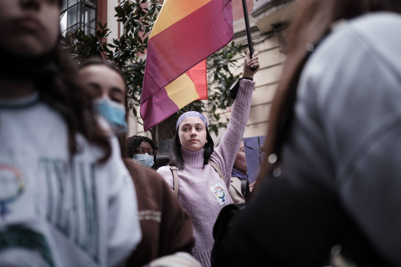 Decenas de estudiantes se han manifestado desde la plaza del Parchís a la plaza Mayor con motivo del Día Internacional de la Mujer, en defensa de una igualdad efectiva. «Ni una menos, vivas nos queremos» o «De Norte a Sur, de Este a Oeste, la lucha sigue, cueste lo que cueste», han sido algunos de los vítores que se han podido escuchar.