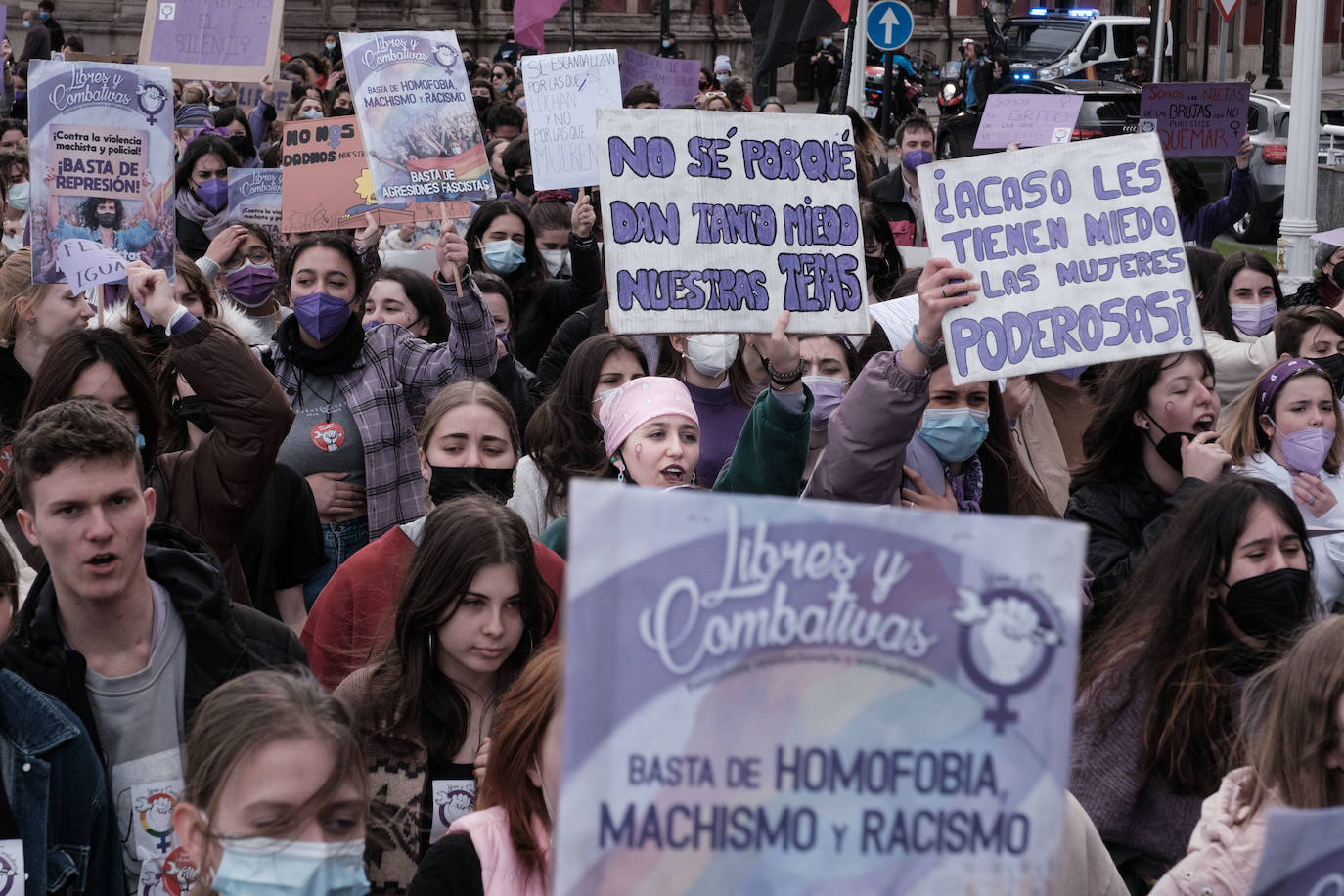 Decenas de estudiantes se han manifestado desde la plaza del Parchís a la plaza Mayor con motivo del Día Internacional de la Mujer, en defensa de una igualdad efectiva. «Ni una menos, vivas nos queremos» o «De Norte a Sur, de Este a Oeste, la lucha sigue, cueste lo que cueste», han sido algunos de los vítores que se han podido escuchar.