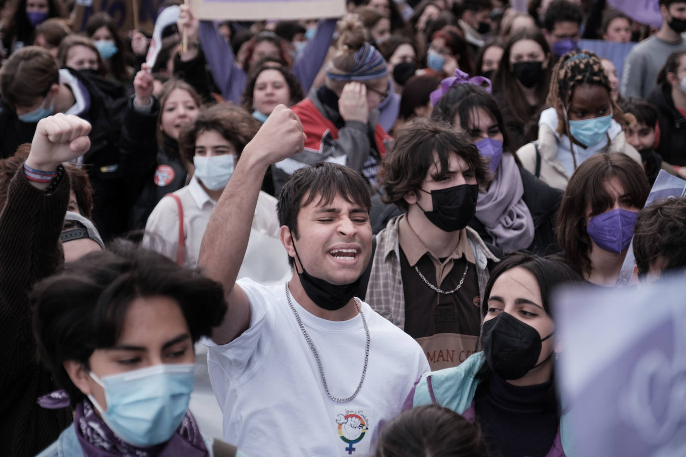 Decenas de estudiantes se han manifestado desde la plaza del Parchís a la plaza Mayor con motivo del Día Internacional de la Mujer, en defensa de una igualdad efectiva. «Ni una menos, vivas nos queremos» o «De Norte a Sur, de Este a Oeste, la lucha sigue, cueste lo que cueste», han sido algunos de los vítores que se han podido escuchar.