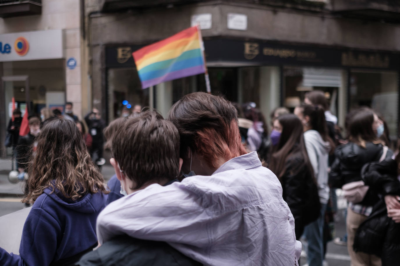 Decenas de estudiantes se han manifestado desde la plaza del Parchís a la plaza Mayor con motivo del Día Internacional de la Mujer, en defensa de una igualdad efectiva. «Ni una menos, vivas nos queremos» o «De Norte a Sur, de Este a Oeste, la lucha sigue, cueste lo que cueste», han sido algunos de los vítores que se han podido escuchar.