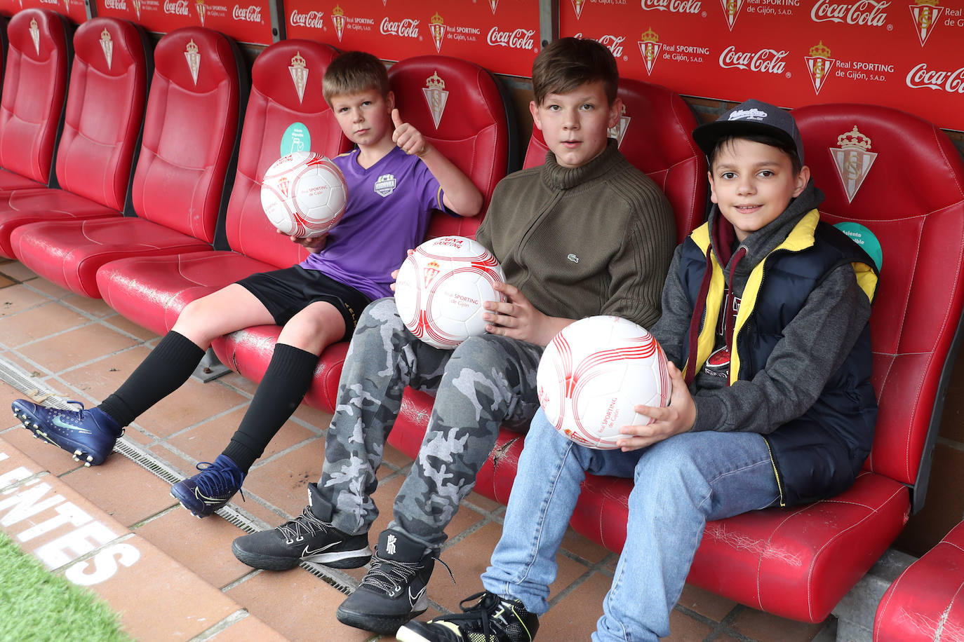 El jugador ucraniano del Sporting de Gijón, Vasyl Kravets, acudió este martes al IES Montevil para agradecer a docentes y estudiantes la organización de una recogida de alimentos y medicamentos para enviar a su país. Por la tarde, se encargó de recibir a una de las familias de refugiados llegadas a Gijón a las que entregó obsequios del club rojiblanco