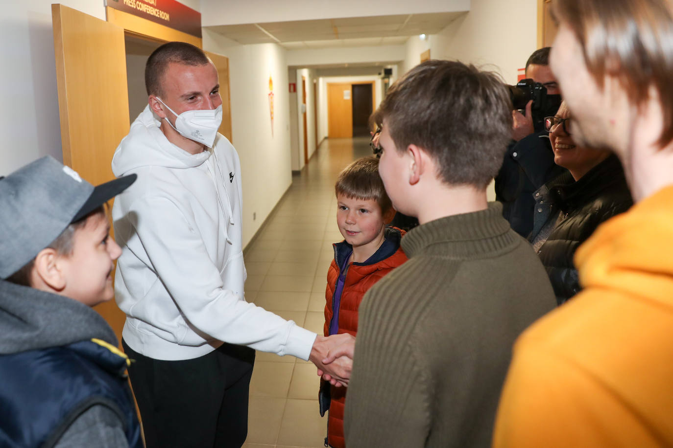 El jugador ucraniano del Sporting de Gijón, Vasyl Kravets, acudió este martes al IES Montevil para agradecer a docentes y estudiantes la organización de una recogida de alimentos y medicamentos para enviar a su país. Por la tarde, se encargó de recibir a una de las familias de refugiados llegadas a Gijón a las que entregó obsequios del club rojiblanco