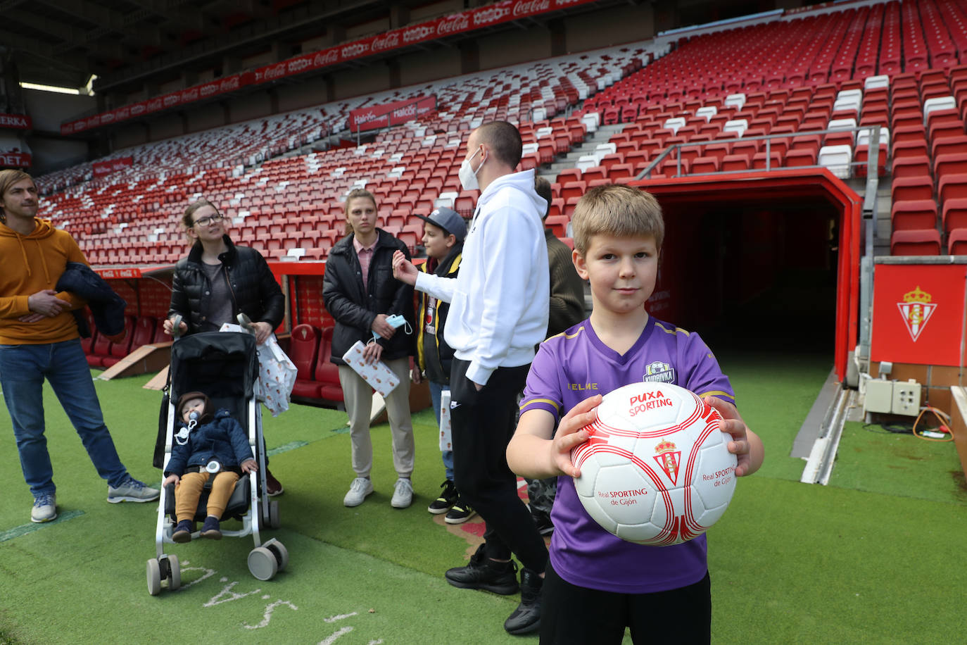 El jugador ucraniano del Sporting de Gijón, Vasyl Kravets, acudió este martes al IES Montevil para agradecer a docentes y estudiantes la organización de una recogida de alimentos y medicamentos para enviar a su país. Por la tarde, se encargó de recibir a una de las familias de refugiados llegadas a Gijón a las que entregó obsequios del club rojiblanco