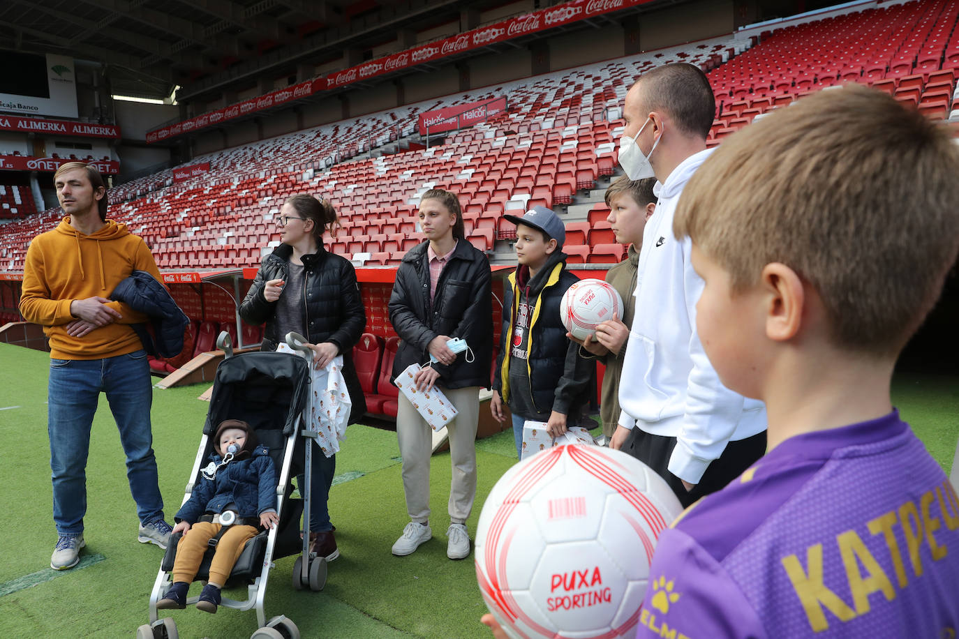 El jugador ucraniano del Sporting de Gijón, Vasyl Kravets, acudió este martes al IES Montevil para agradecer a docentes y estudiantes la organización de una recogida de alimentos y medicamentos para enviar a su país. Por la tarde, se encargó de recibir a una de las familias de refugiados llegadas a Gijón a las que entregó obsequios del club rojiblanco