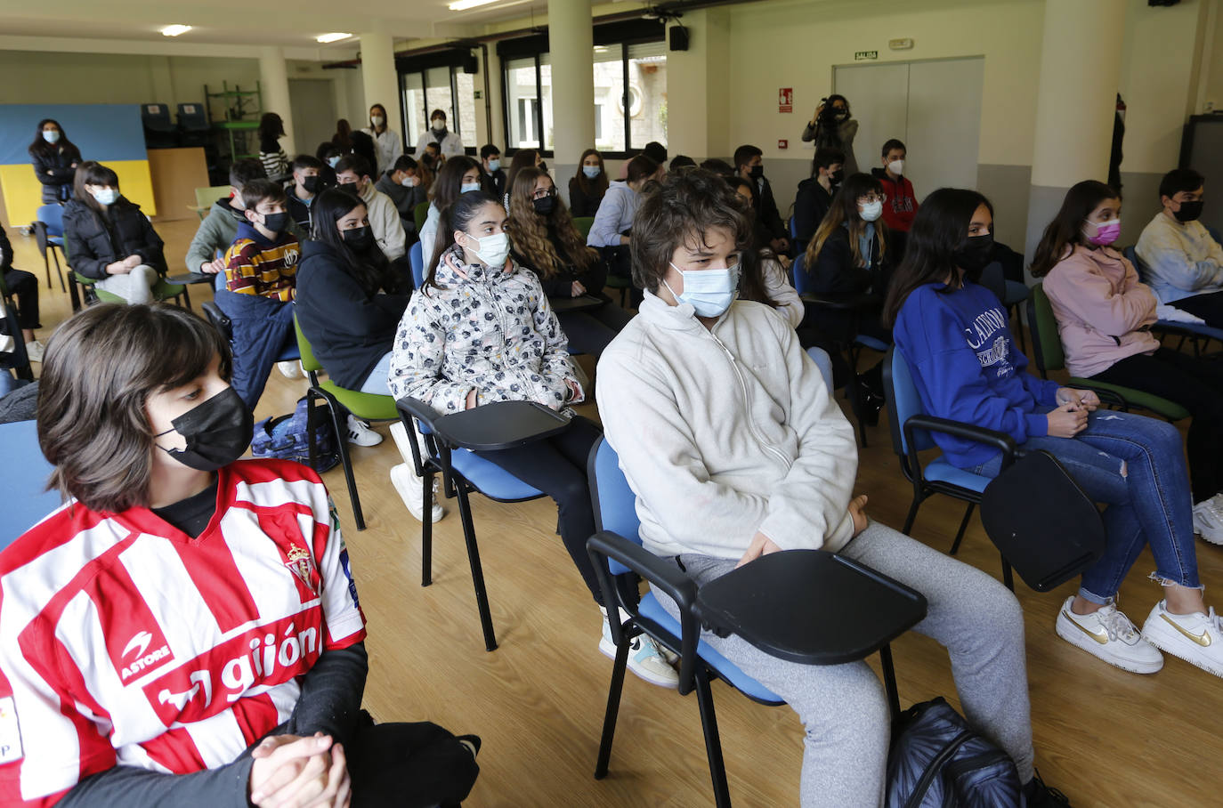 El jugador ucraniano del Sporting de Gijón, Vasyl Kravets, acudió este martes al IES Montevil para agradecer a docentes y estudiantes la organización de una recogida de alimentos y medicamentos para enviar a su país. Por la tarde, se encargó de recibir a una de las familias de refugiados llegadas a Gijón a las que entregó obsequios del club rojiblanco