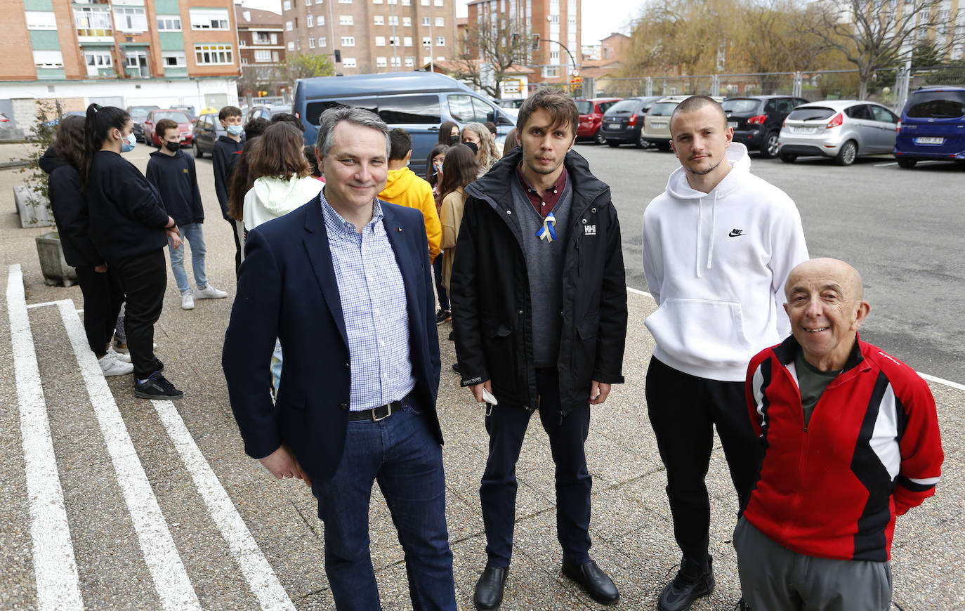 El jugador ucraniano del Sporting de Gijón, Vasyl Kravets, acudió este martes al IES Montevil para agradecer a docentes y estudiantes la organización de una recogida de alimentos y medicamentos para enviar a su país. Por la tarde, se encargó de recibir a una de las familias de refugiados llegadas a Gijón a las que entregó obsequios del club rojiblanco