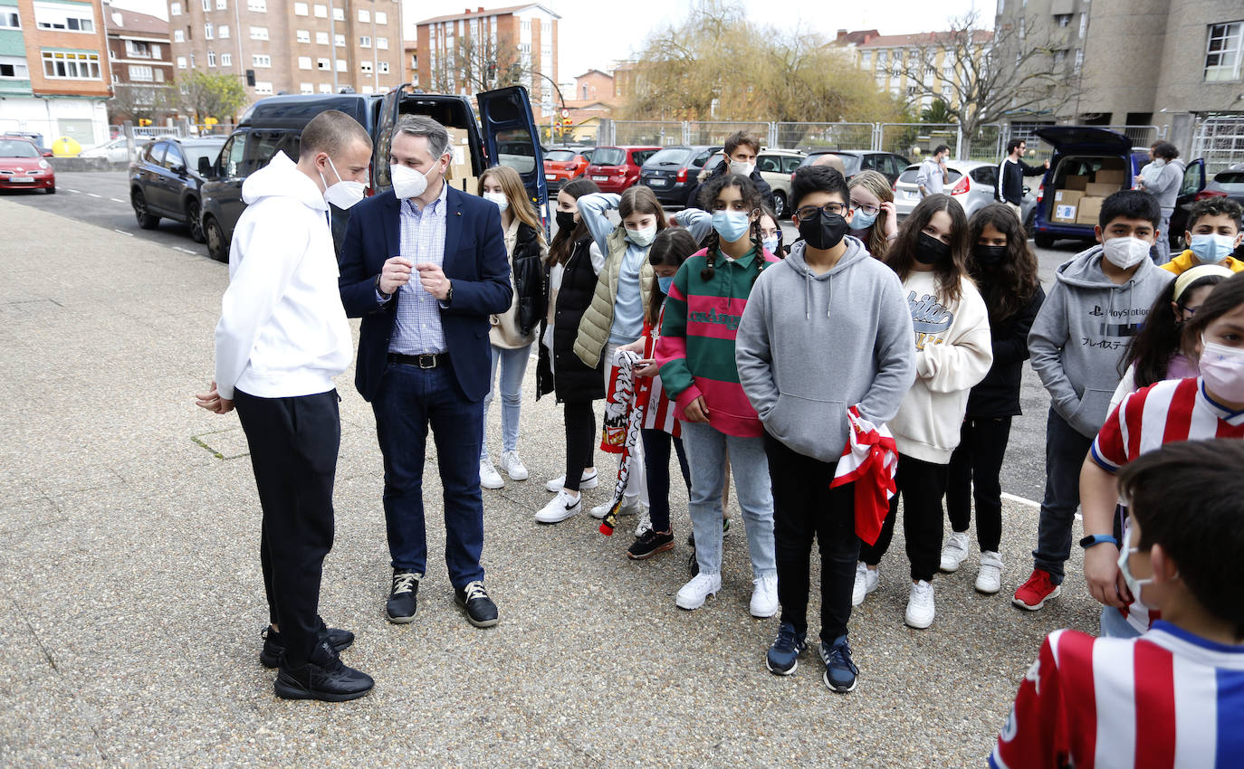 El jugador ucraniano del Sporting de Gijón, Vasyl Kravets, acudió este martes al IES Montevil para agradecer a docentes y estudiantes la organización de una recogida de alimentos y medicamentos para enviar a su país. Por la tarde, se encargó de recibir a una de las familias de refugiados llegadas a Gijón a las que entregó obsequios del club rojiblanco
