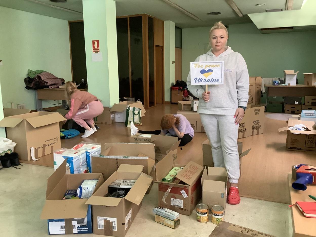 Elena Domineu, de pie, con su hija detrás y su hermana, agachada. 