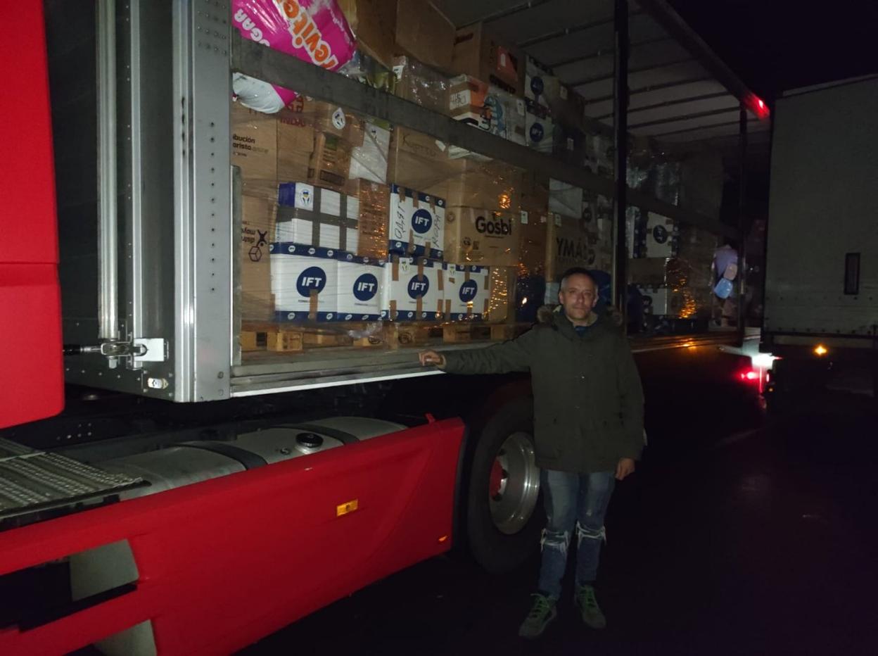 Carlos Bruzos, uno de los conductores, en Ucrania, antes de descargar el camión. 