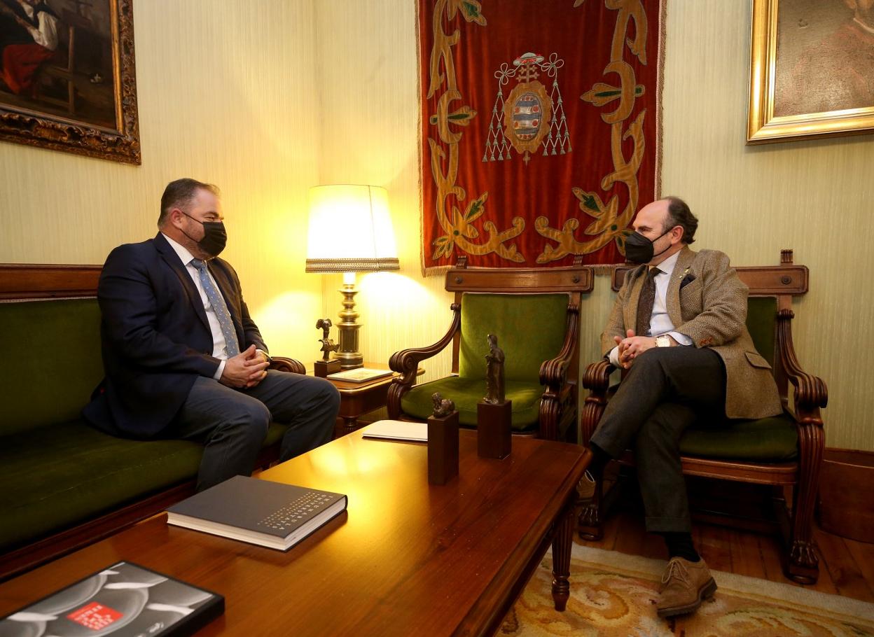Ignacio Villaverde y Carlos Paniceres, en el Edificio Histórico. 