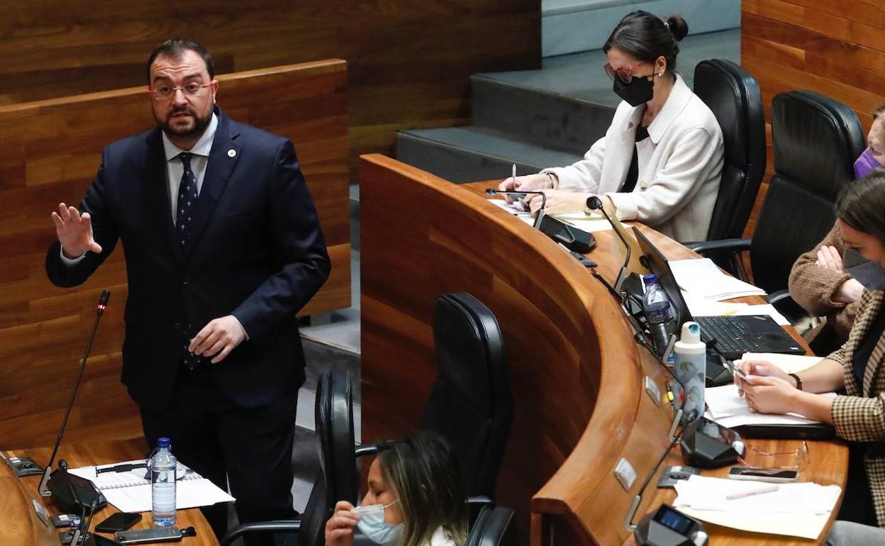 Adrián Barbón, presidente del Principado, en el pleno de la Junta General.