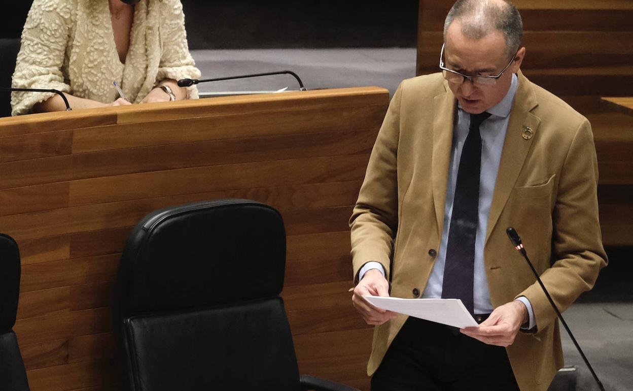 El consejero de Salud del Principado, durante una de sus intervenciones en el pleno de la Juna General de este miércoles