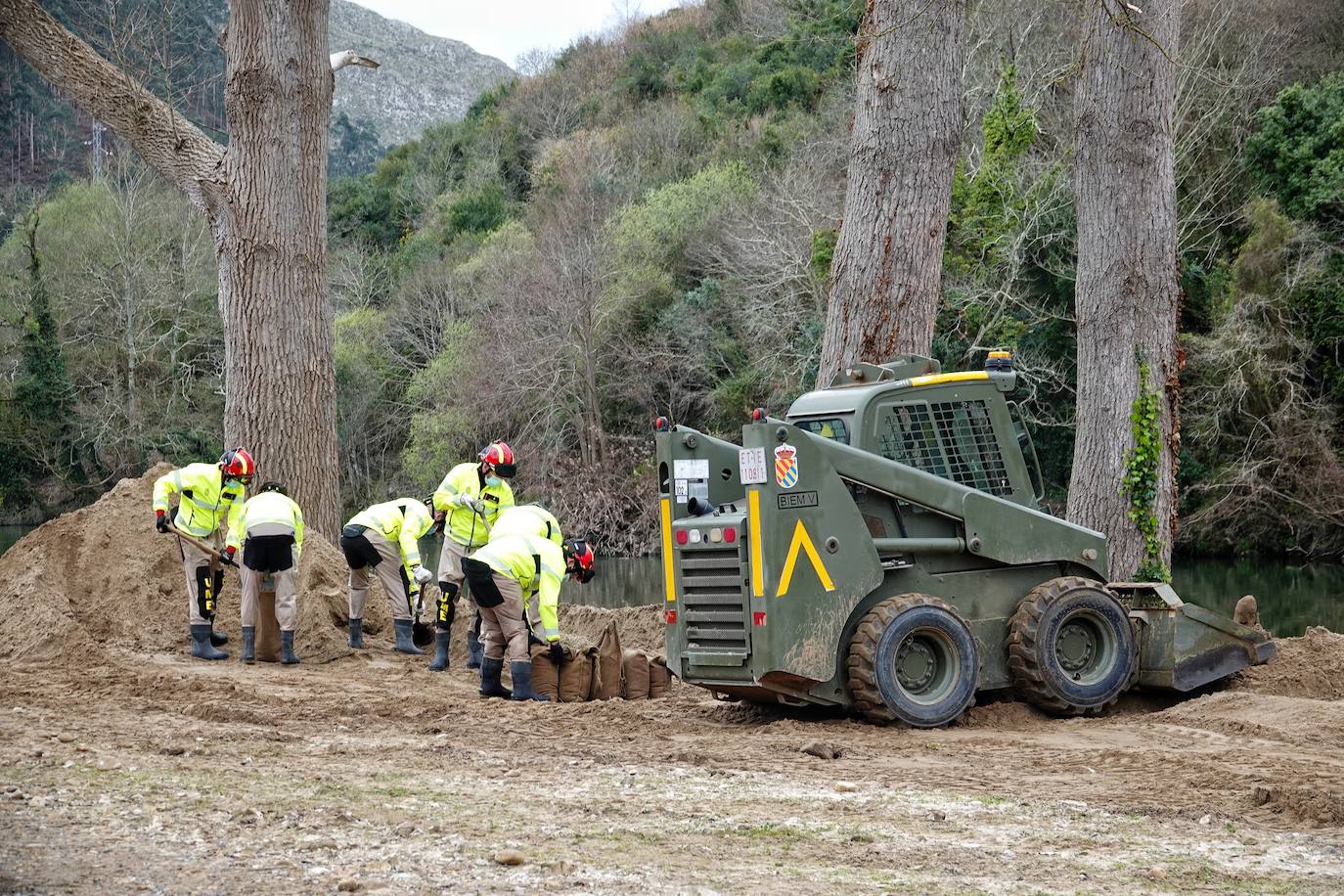 Más de un centenar de militares con 55 vehículos participan esta semana en ejercicios prácticos en los concejos de Parres y Ribadesella. Mediante prácticas como la construcción de diques con sacos de tierra o con ayuda de maquinaria, los militares se preparan para plantar cara de forma rápida a eventuales inundaciones