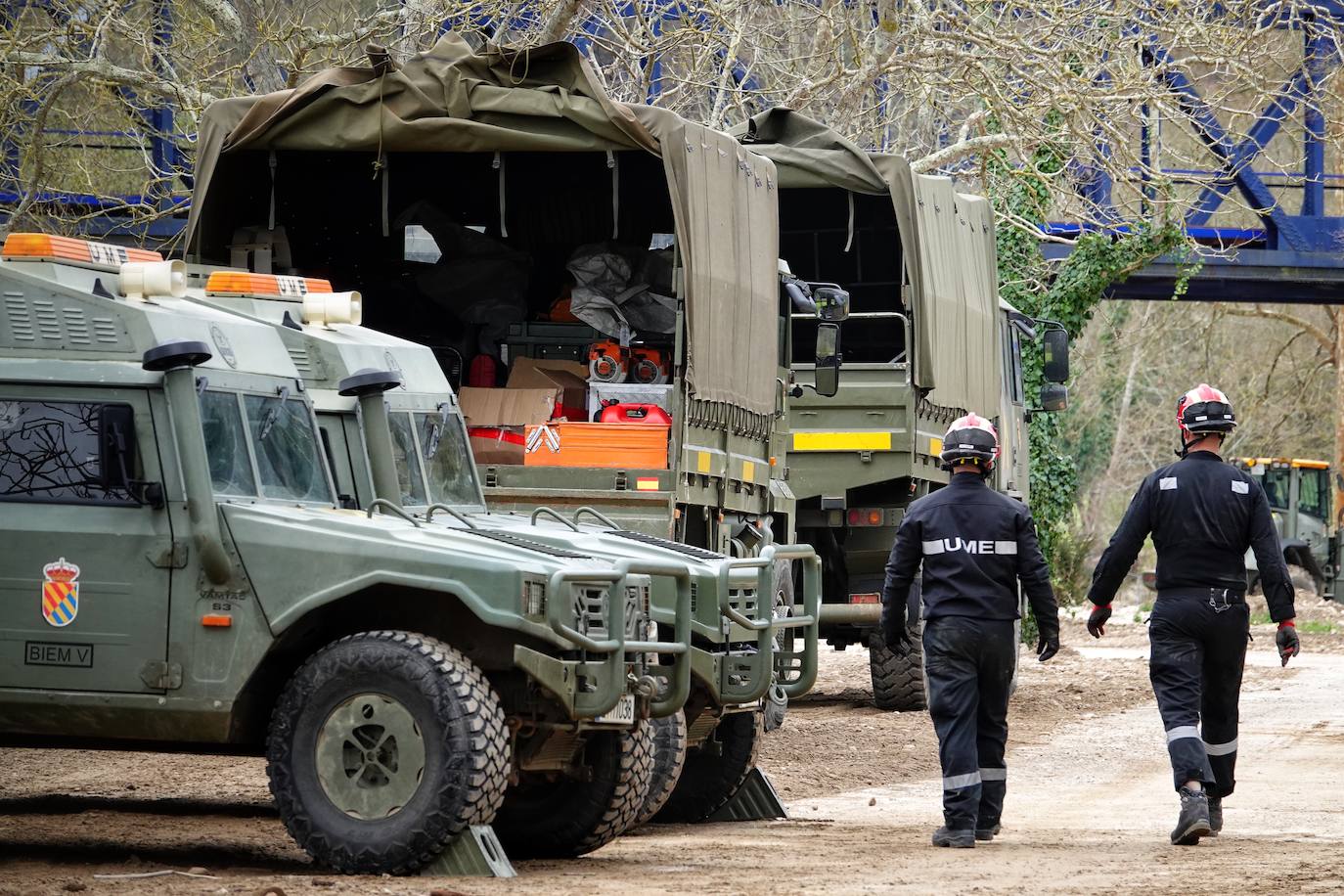 Más de un centenar de militares con 55 vehículos participan esta semana en ejercicios prácticos en los concejos de Parres y Ribadesella. Mediante prácticas como la construcción de diques con sacos de tierra o con ayuda de maquinaria, los militares se preparan para plantar cara de forma rápida a eventuales inundaciones