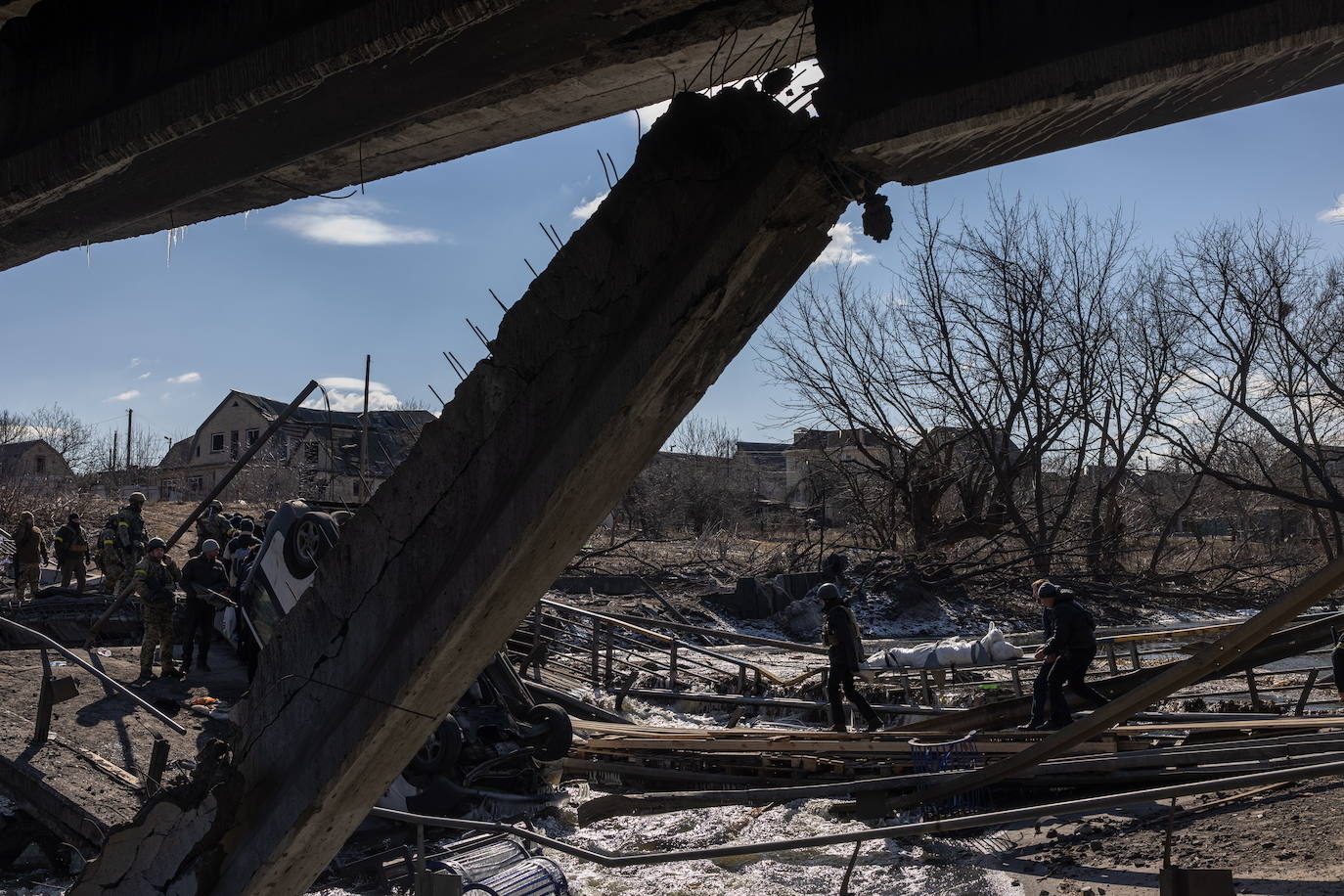 Mariúpol, ciudad circundada por las tropas ruras, en el sureste de Ucrania, se ha convertido en símbolo del horror de la guerra en Ucrania. Las imágenes de los ciudadanos depositando cadáveres envueltos en plásticos o en mantas en fosas comunes situadas a las afueras de la ciudad y de la gente peleándose por la comida, según confirmaba Cruz Roja, son las muestras más escalofriantes de las consecuencias del ataque ruso, iniciado el pasado 24 de febrero. En el resto del país, se repiten las imágenes de soldados y de gente de huye de sus hogares. 