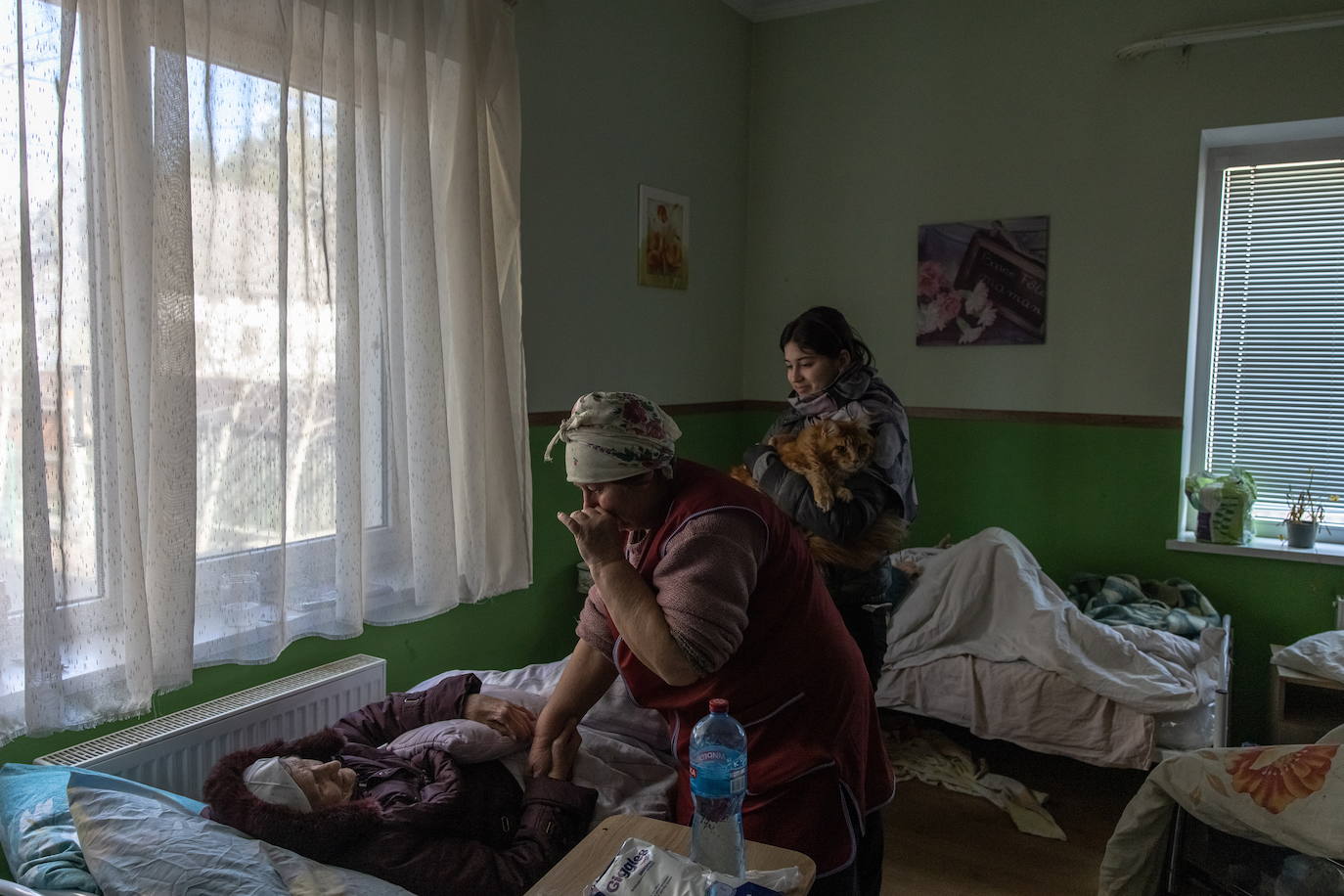 Mariúpol, ciudad circundada por las tropas ruras, en el sureste de Ucrania, se ha convertido en símbolo del horror de la guerra en Ucrania. Las imágenes de los ciudadanos depositando cadáveres envueltos en plásticos o en mantas en fosas comunes situadas a las afueras de la ciudad y de la gente peleándose por la comida, según confirmaba Cruz Roja, son las muestras más escalofriantes de las consecuencias del ataque ruso, iniciado el pasado 24 de febrero. En el resto del país, se repiten las imágenes de soldados y de gente de huye de sus hogares. 